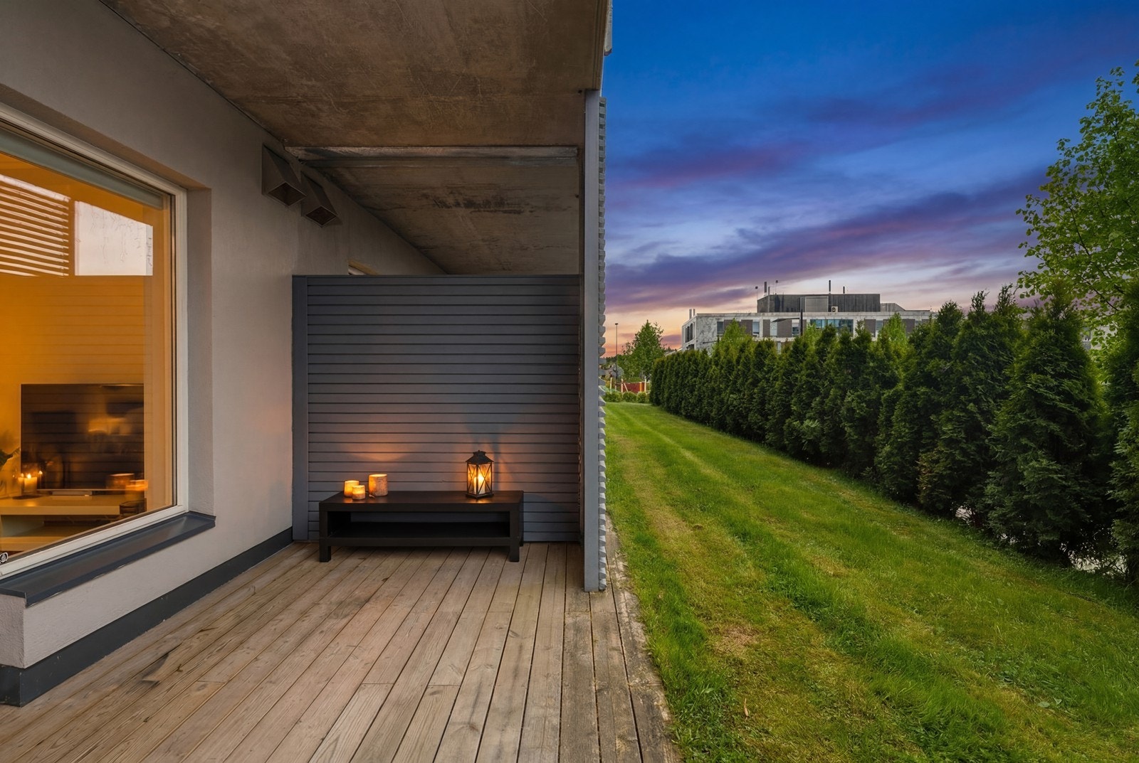 Hyggelig terrasse med god plass til egnede møbler. Galleribilde
