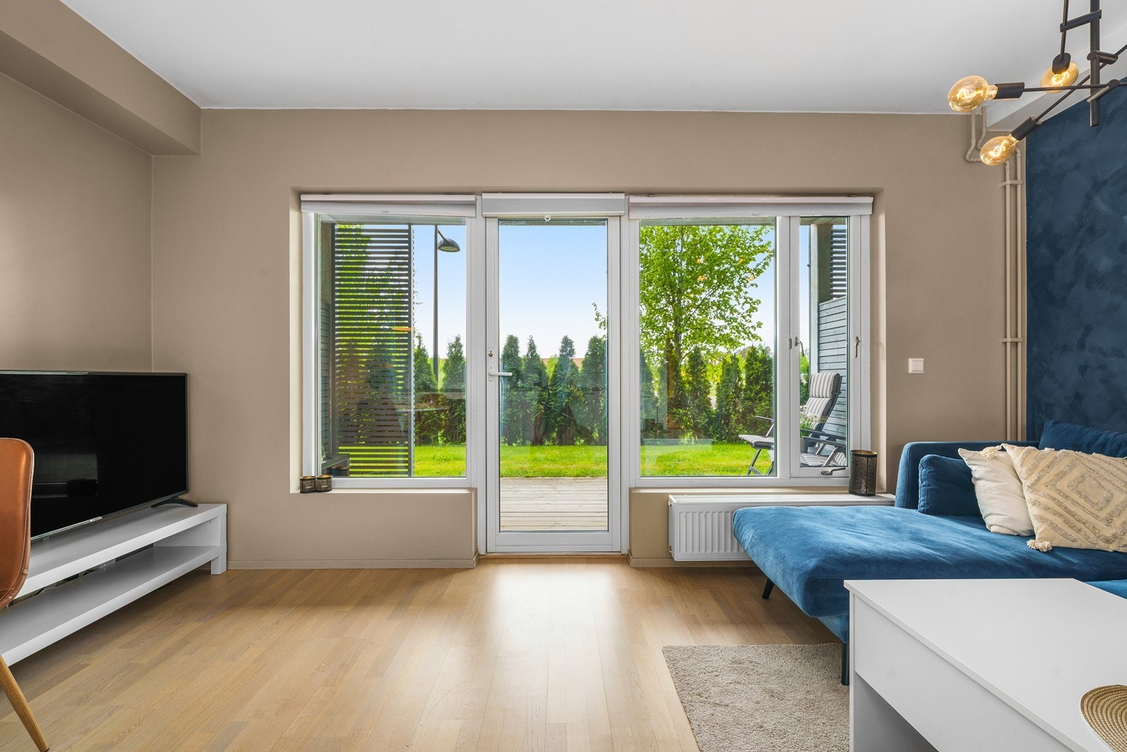 Fra stuen er det direkte utgang til terrassen gjennom en listefri dør med 3-lags isolerglass. Galleribilde