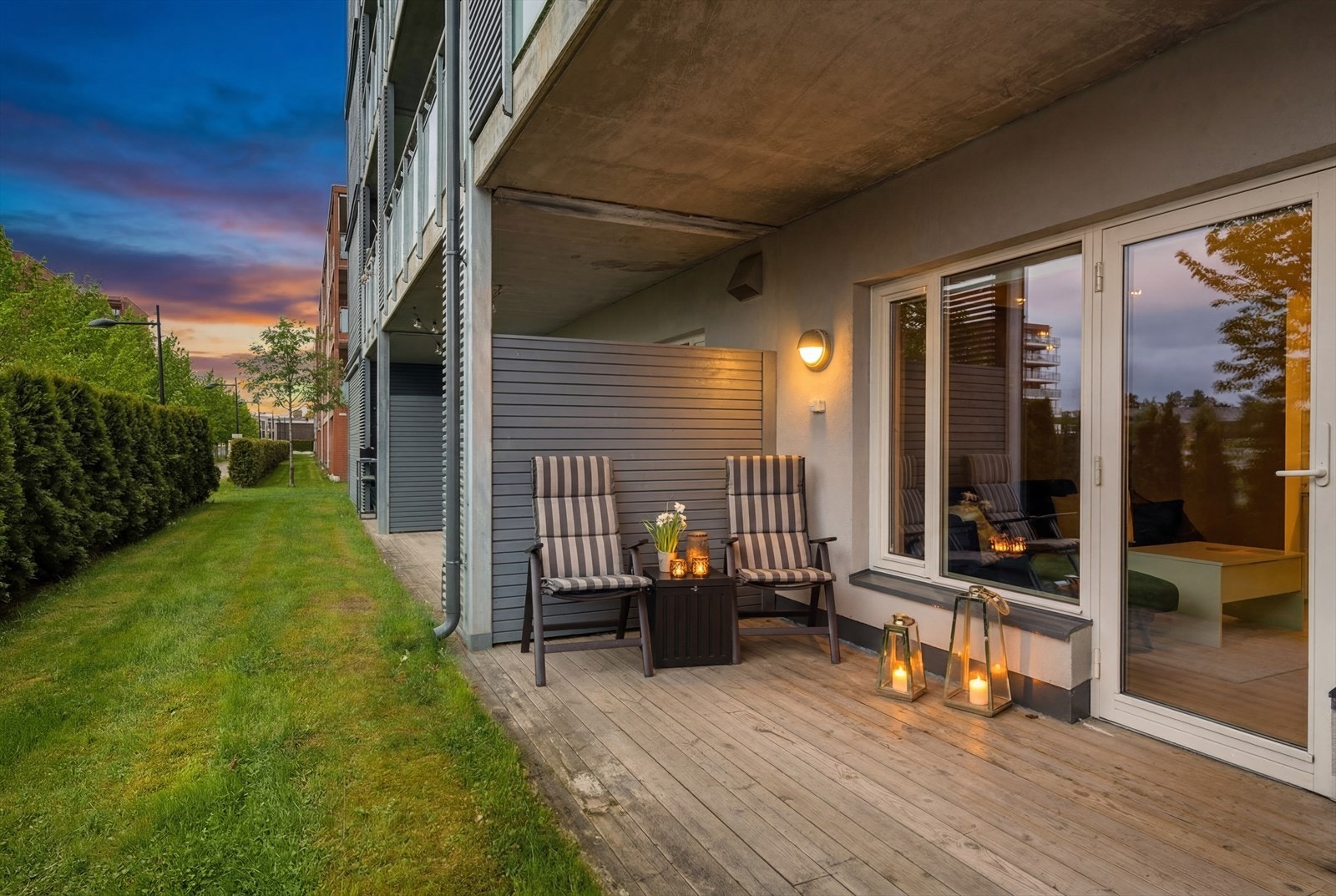 Terrassen er belagt med impregnerte terrassebord og er utstyrt med både utelys og stikkontakt. Galleribilde