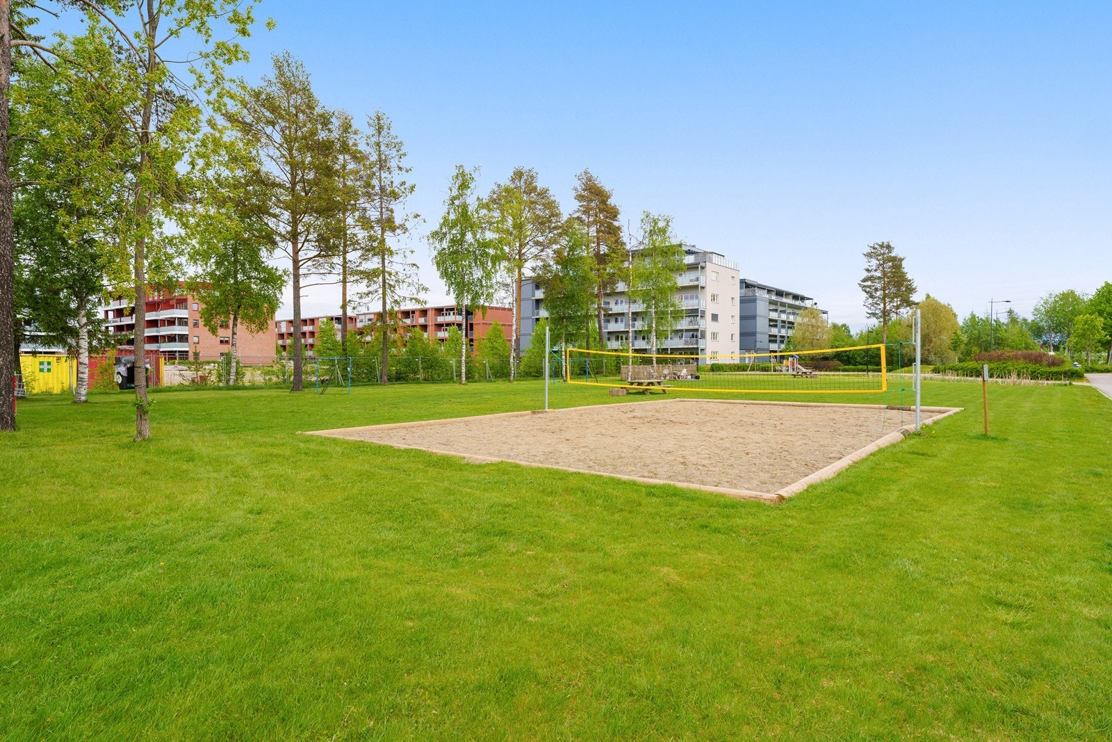 Uteområdene byr på aktivitetsmuligheter som sandvolleyballbane for beboerne. Galleribilde