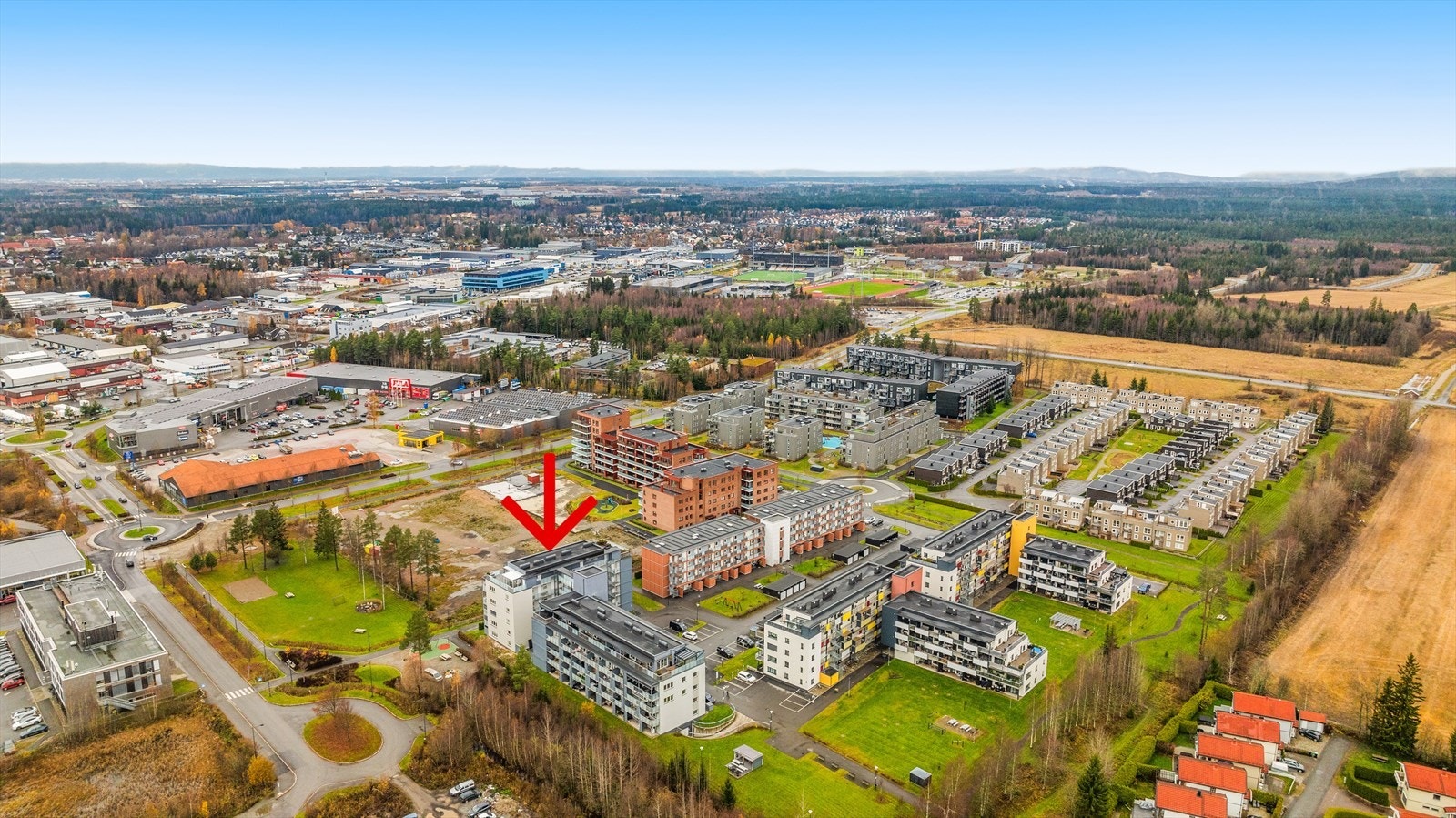 Fra Myrsletta er det enkel adkomst til Jessheim stasjon og E6, med kun 14 minutter med bil til Oslo Gardermoen. Galleribilde
