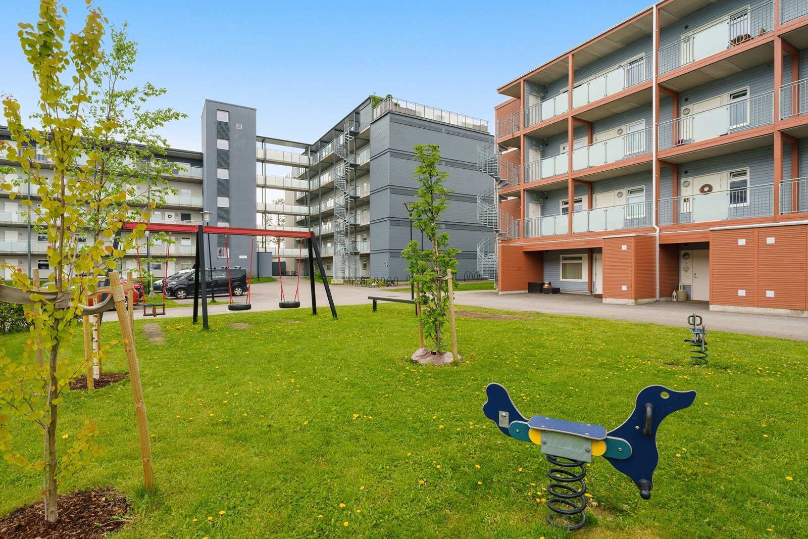Sameiet har velholdte fellesarealer med lekeplass for de minste. Galleribilde