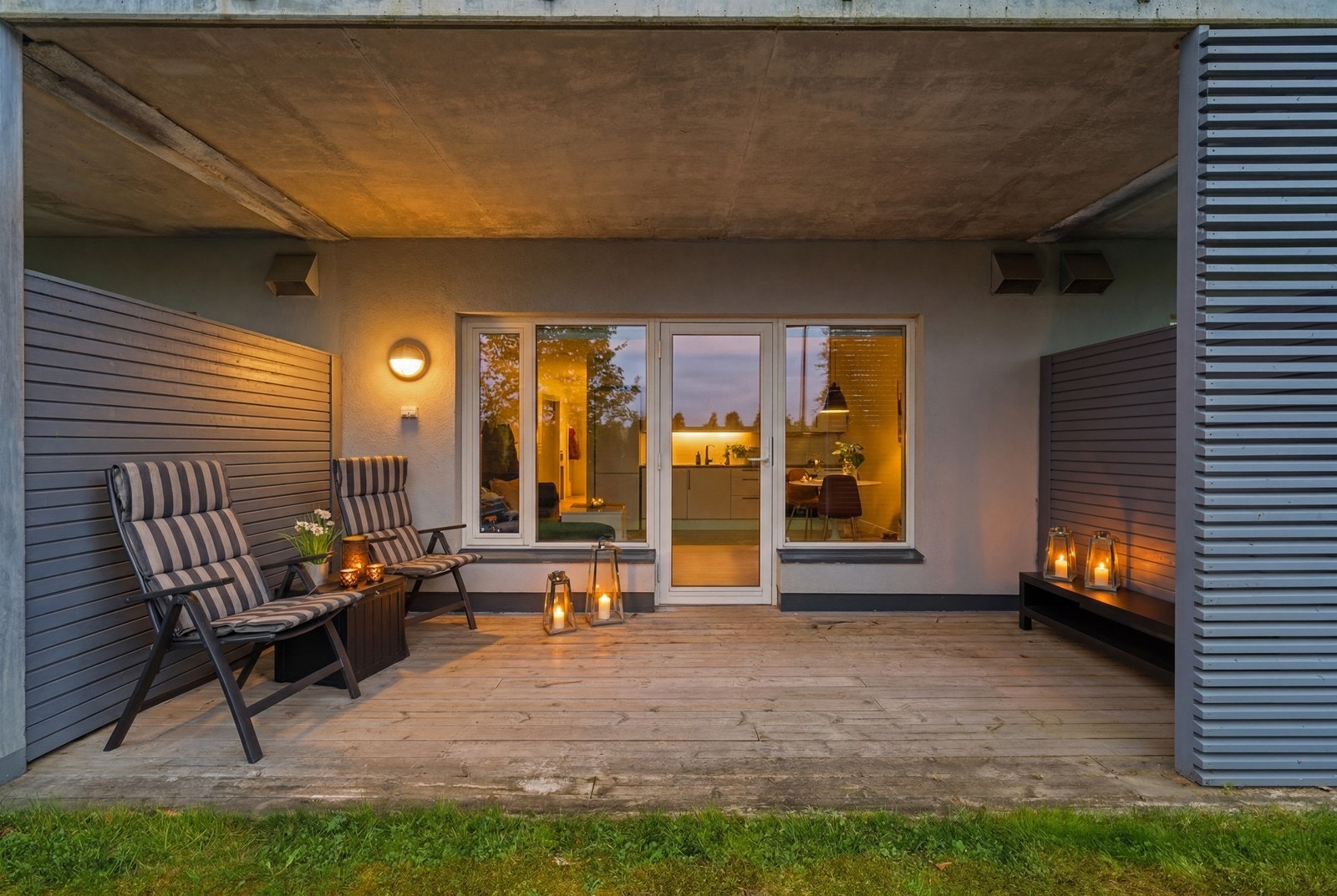 Leiligheten har en praktisk førsteetasje-plassering med direkte utgang til en terrasse på ca. 10 m². Galleribilde
