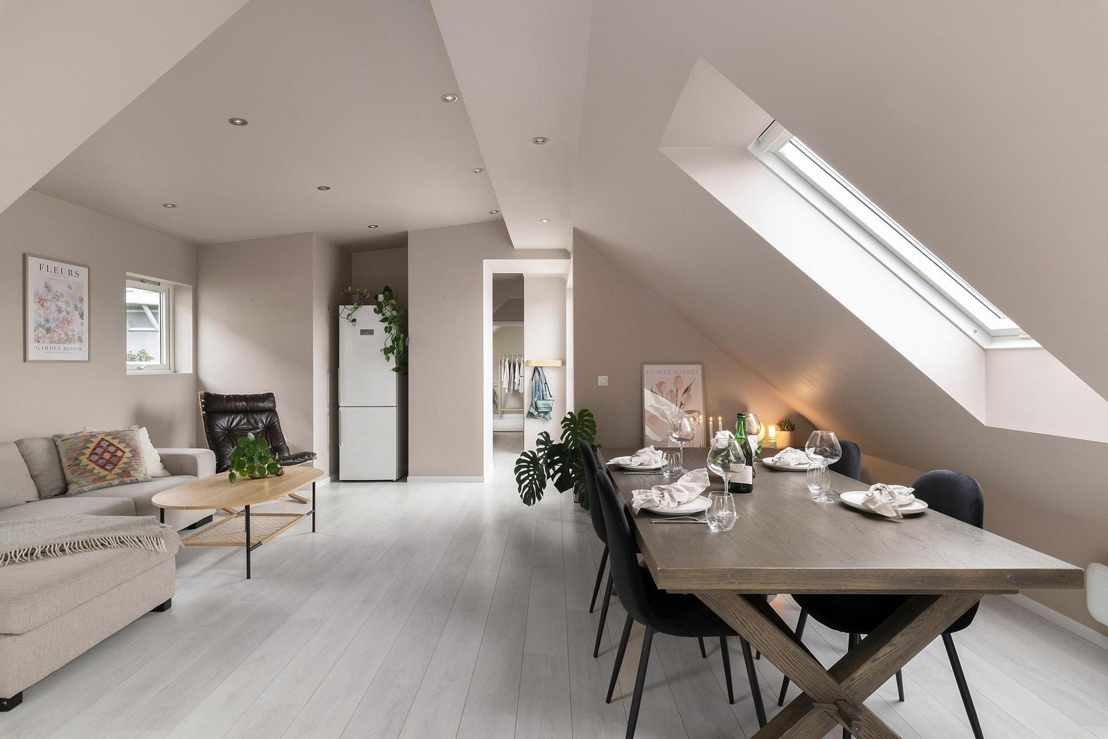 Stuen har gode og naturlige møbleringssoner og er i dag møblert med eget sofahjørne, spisegruppe i tillegg til kjøkkensonen. Det totale gulvarealet er på 69m², men på grunn av skråtak er 54m² det måleverdige arealet Galleribilde