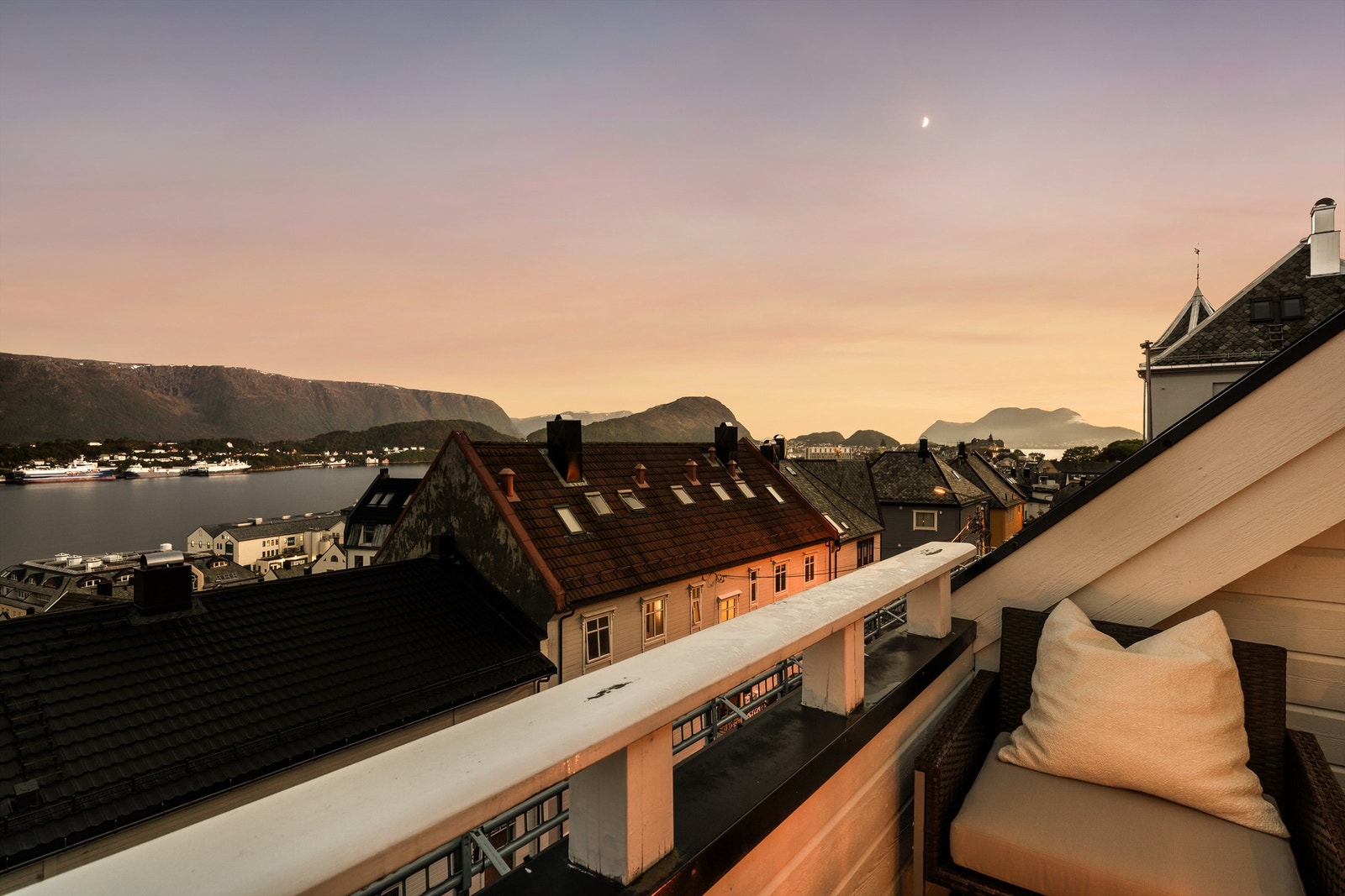 Sene sommerkvelder kan nytes her. Om sommeren er det i følge selger sol nærmest fra tidlig morgen til sent på kveld Galleribilde