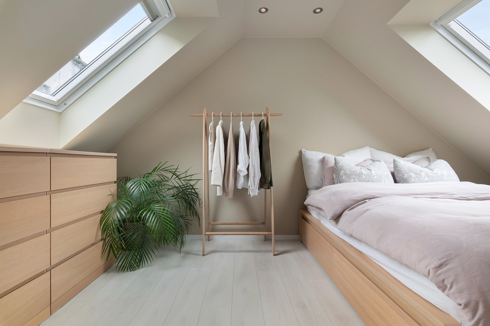 Soverommet har en gulvflate på ca 15m². Vegg- og takflater er malt i en moderne og behagelig beigefarge og har takvindu med lysskjerming Galleribilde