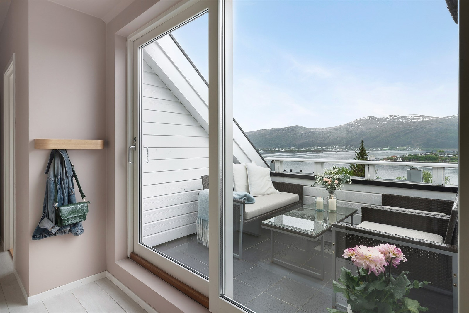 Fra gangen er det direkte utgang via skyvedør til sydvendt takterrasse Galleribilde