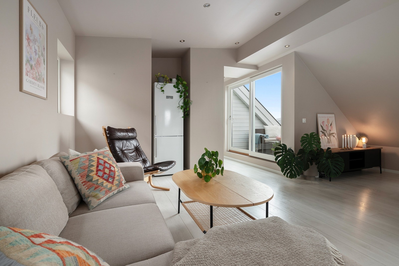 Stuen er malt i en delikat beige/rosa-tone. Legg merke til listefrie overganger og spotlights i taket Galleribilde