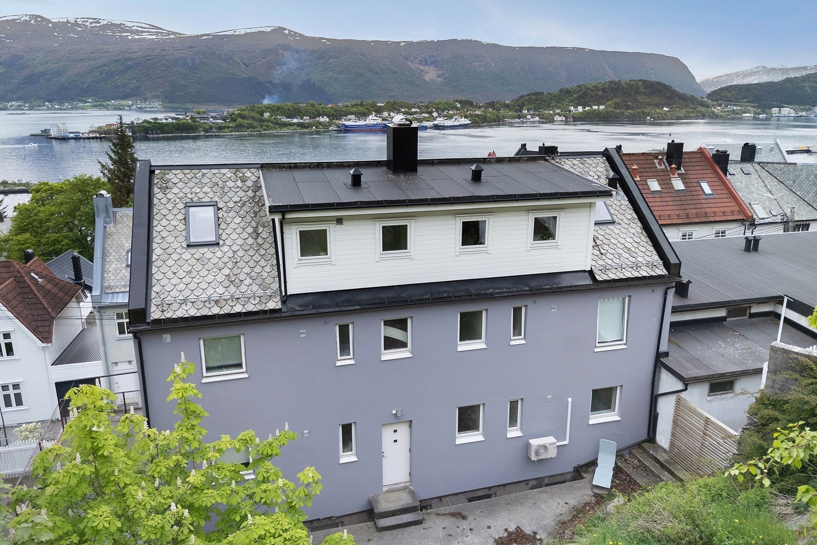 I 2010/2011 ble det utført et takoppløft for å etablere leiligheten i toppetasjen. Yttervegger i hovedsak av tegl-/murverk med utvendige fasader av murpuss, liggende trekledning på takoppløftet Galleribilde