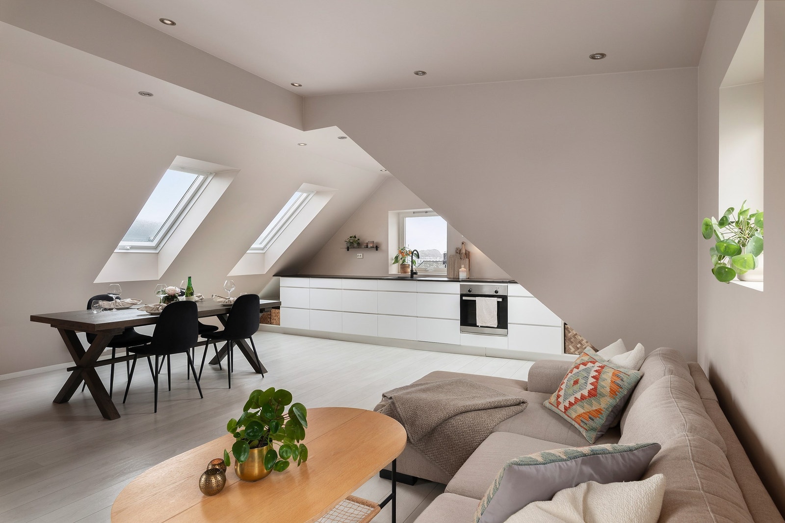 Leiligheten har rikelig med vindusflater som gir svært godt innslipp av naturlig lys. Det gode lysinnslippet og romfølelsen er noe av det selger har satt mest pris på Galleribilde