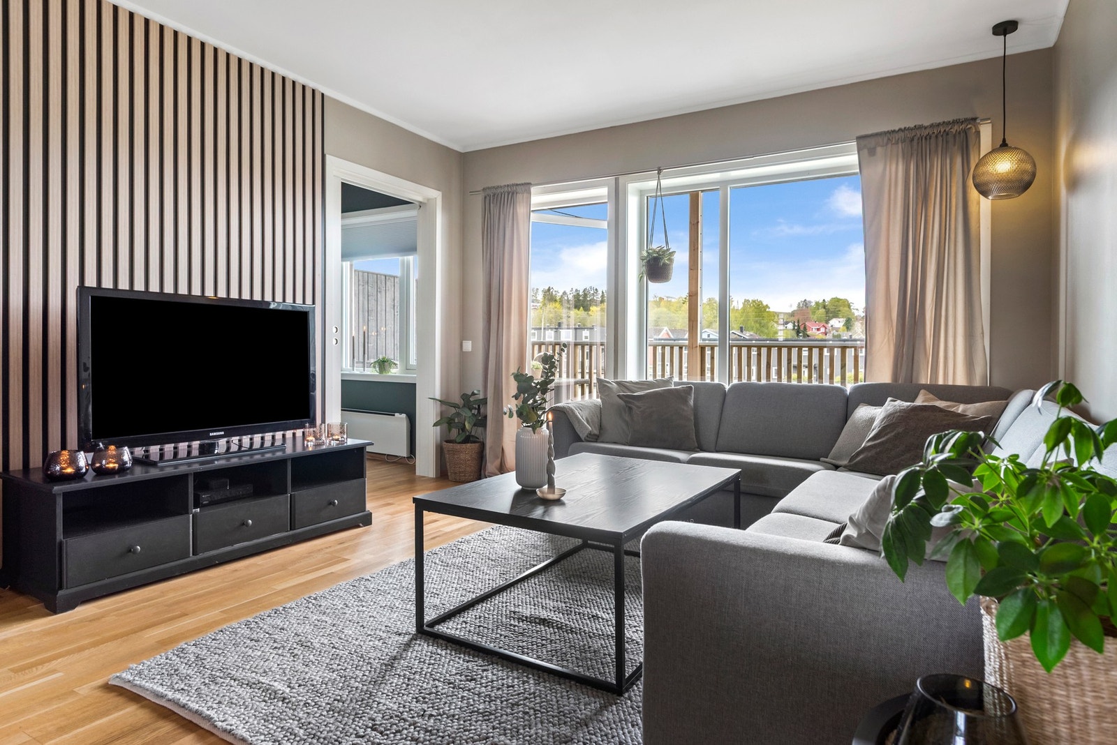 Romslig stue med god plass for flere møbelgrupper. Galleribilde