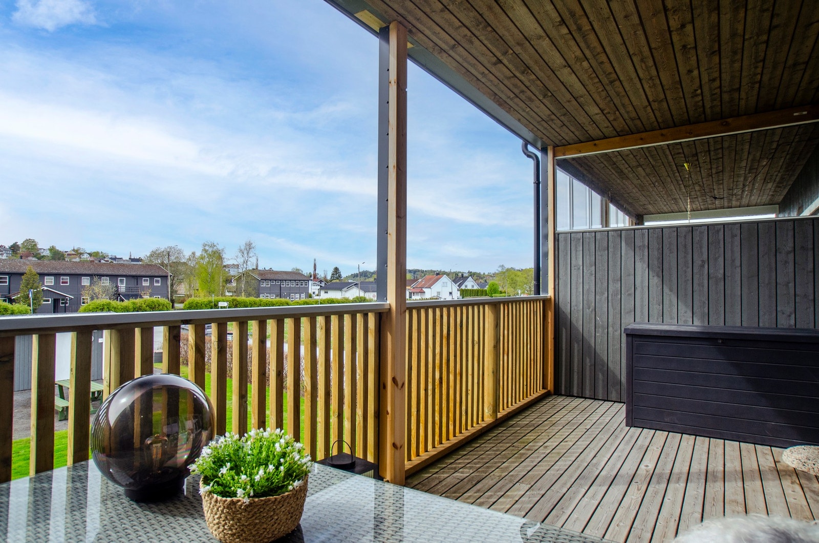 Stor og solrik veranda med sol fra tidlig formiddag til sent på kveld. Galleribilde