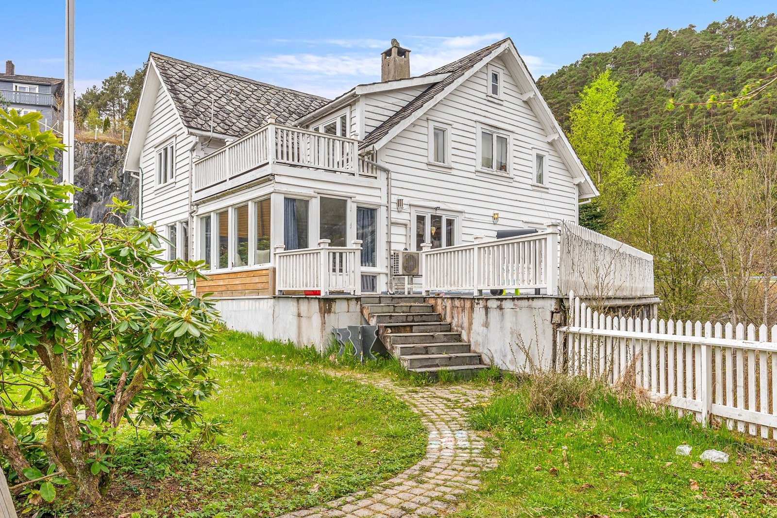 Boligen strekker seg over to plan med opparbeidet uteområde med plen, blomster og trær. Fra 1.etasje er det utgang til terrasse med direkte tilkomst til eiendommens hage. Galleribilde