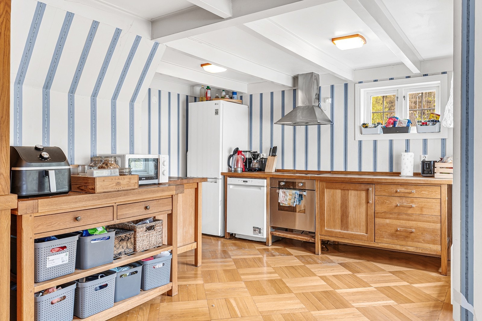 Ventilator er montert over platetopp. Galleribilde
