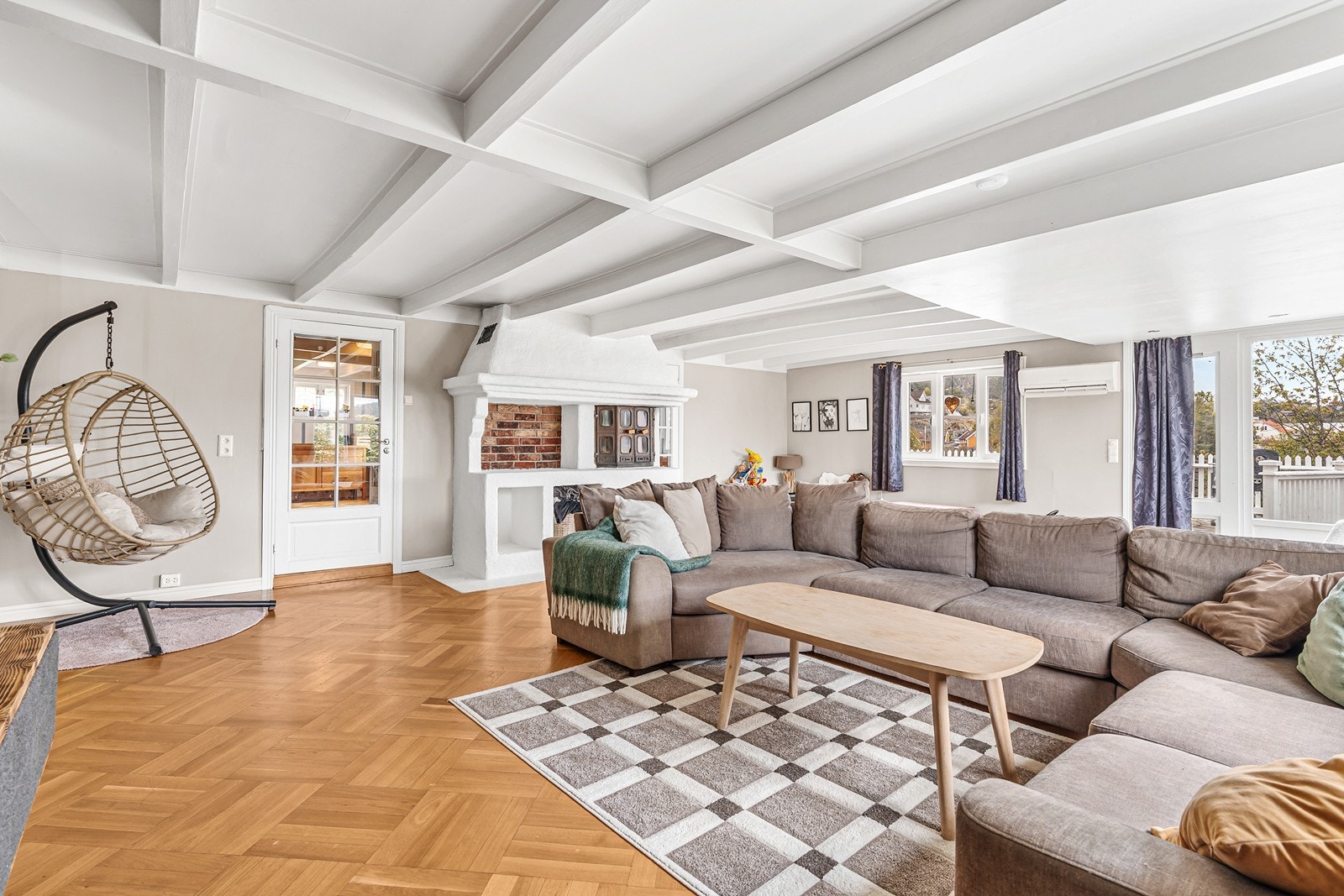 Lys og romslig stue med god plass til sofagruppe og annen innredning. Galleribilde