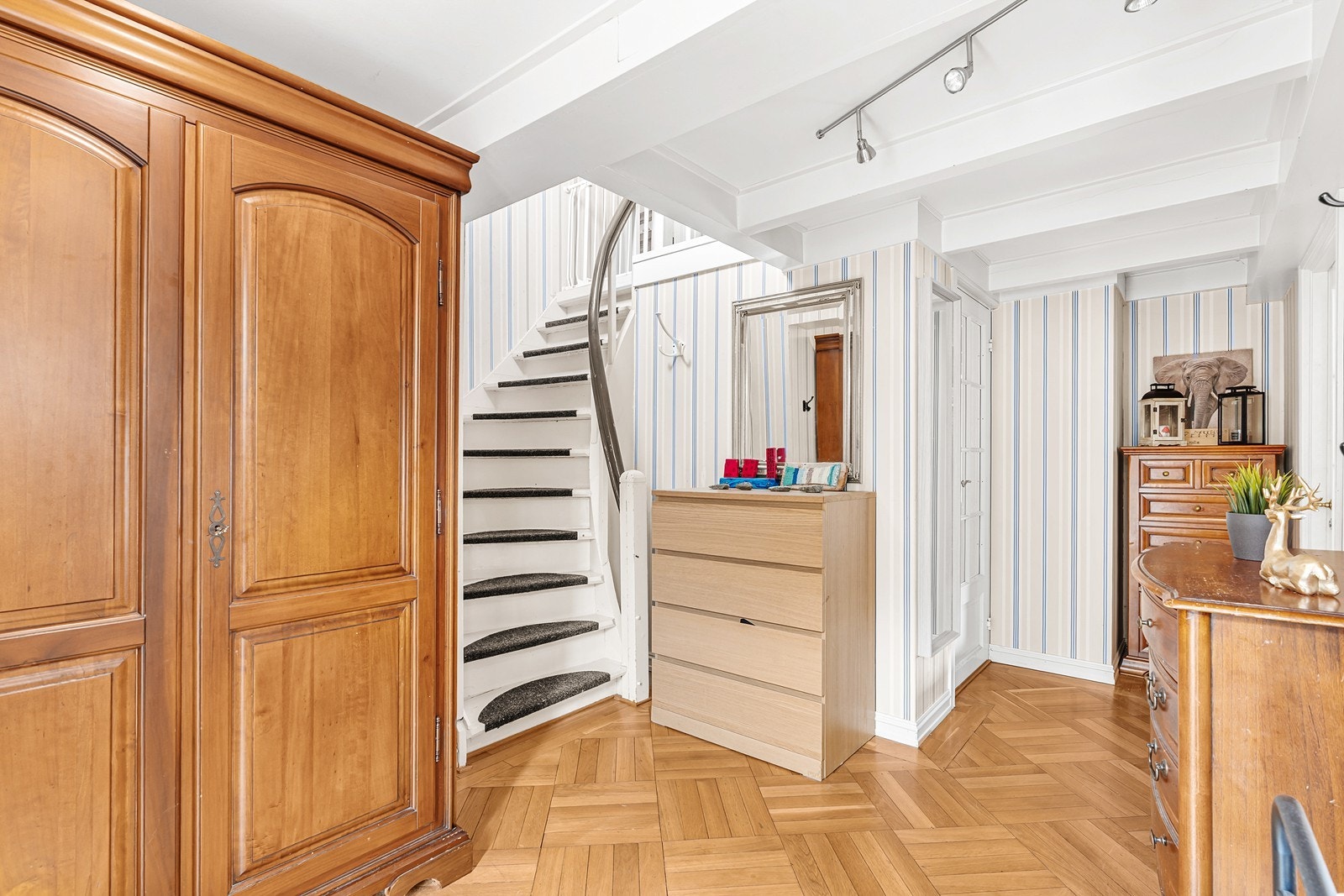 Fra entré er det trapp til boligen loft. Galleribilde