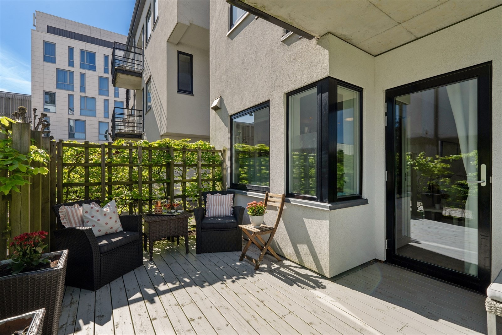 Uteplassen har god plass til sittegruppe og beplantning. Galleribilde