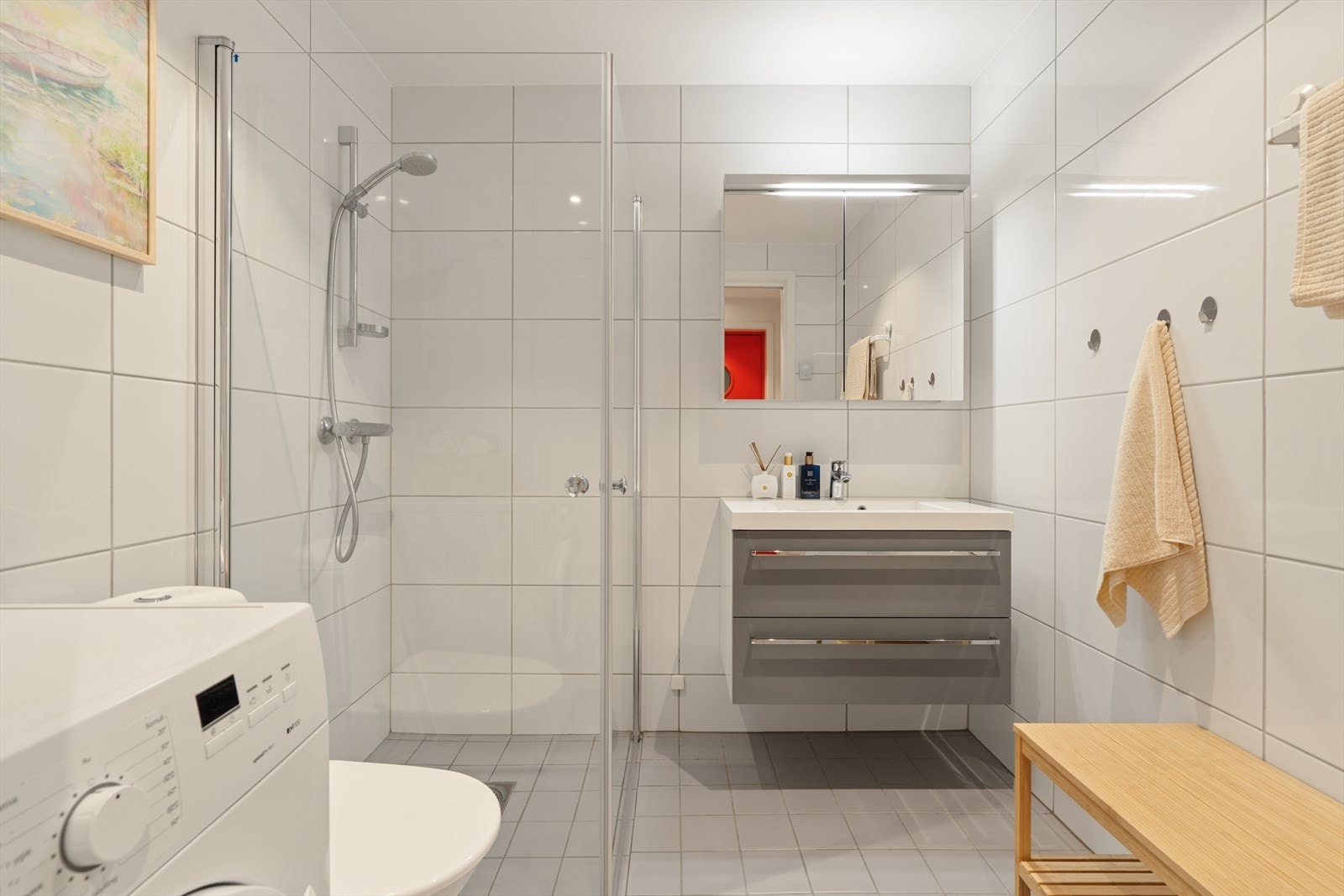 Baderomsinnredning med nedfelt servant og speilskap. Rommet har balansert ventilasjon. Galleribilde