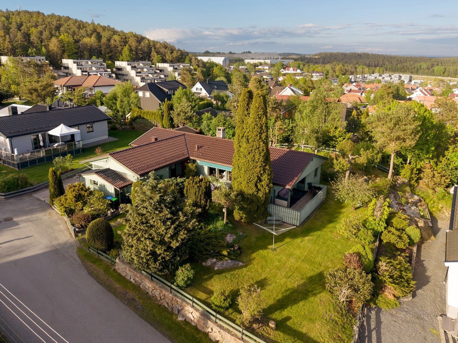 Furuåsen 49 har en attraktiv og skjermet beliggenhet i et rolig og familievennlig boligområde på Krapfoss i Moss kommune. Galleribilde