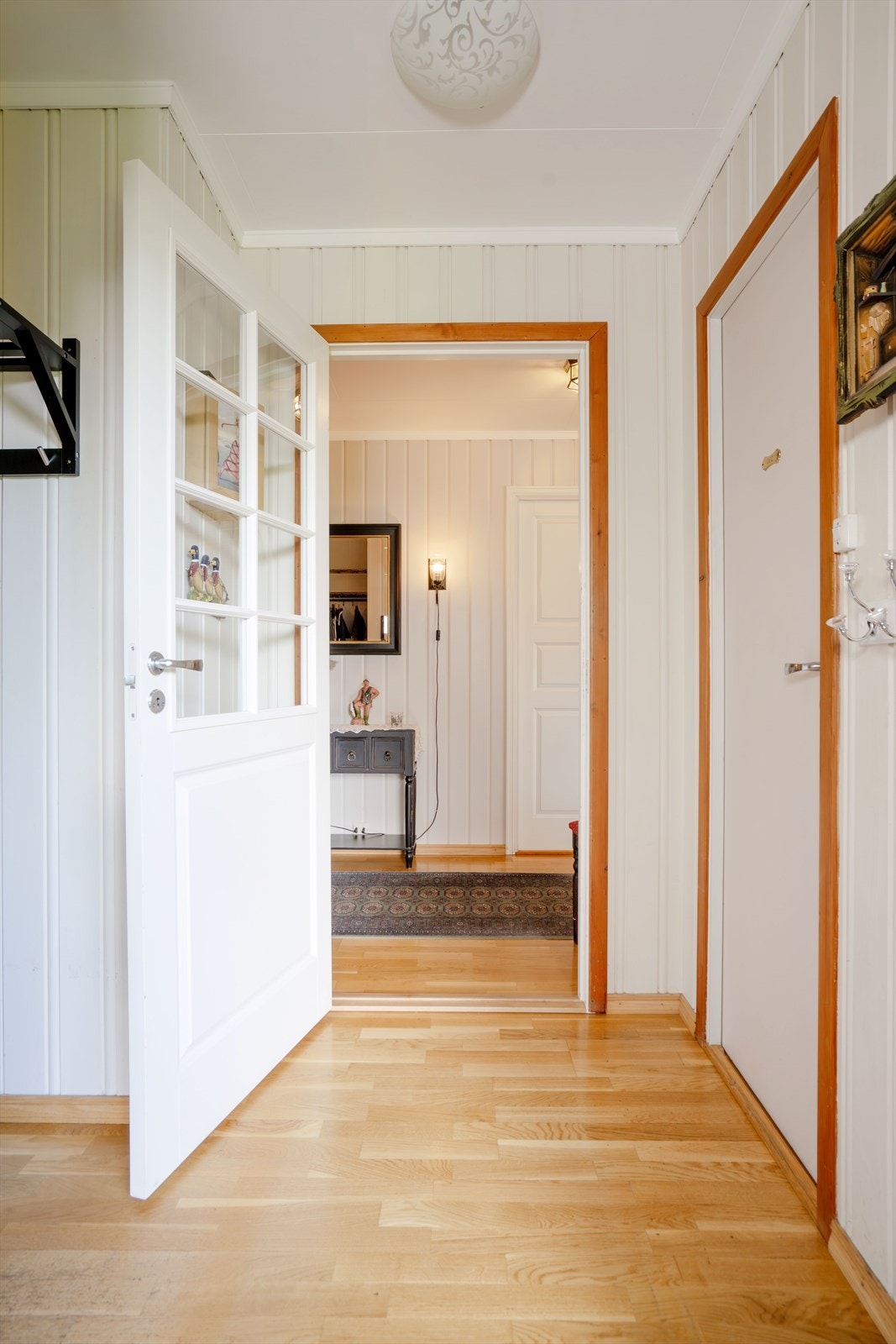 Entréen er romslig med plass til yttertøy og sko. Galleribilde