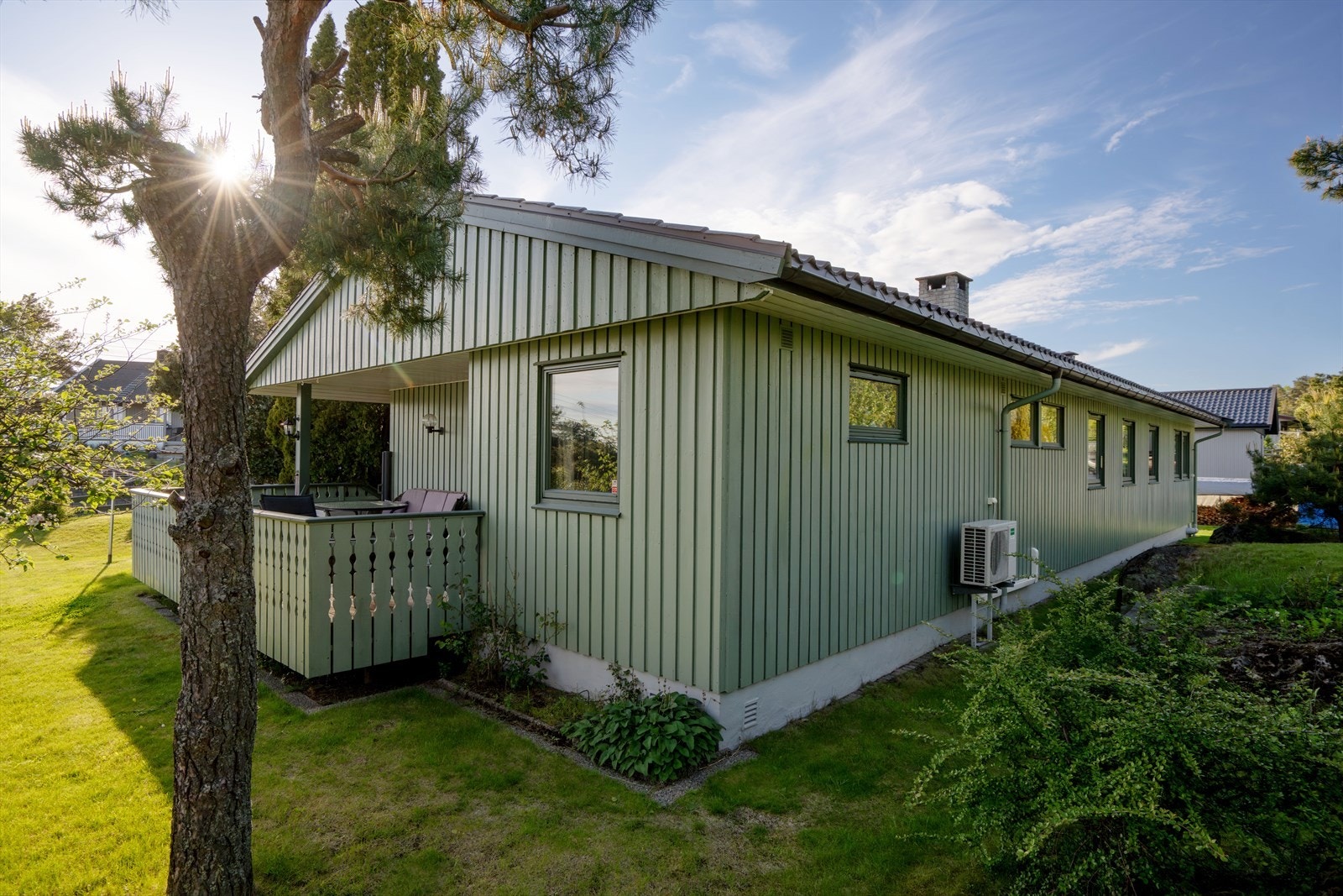 For den aktive familien finnes det flere idretts- og aktivitetstilbud i nærheten, blant annet Eikabanen med kunstgressbane og lekeplass. Galleribilde