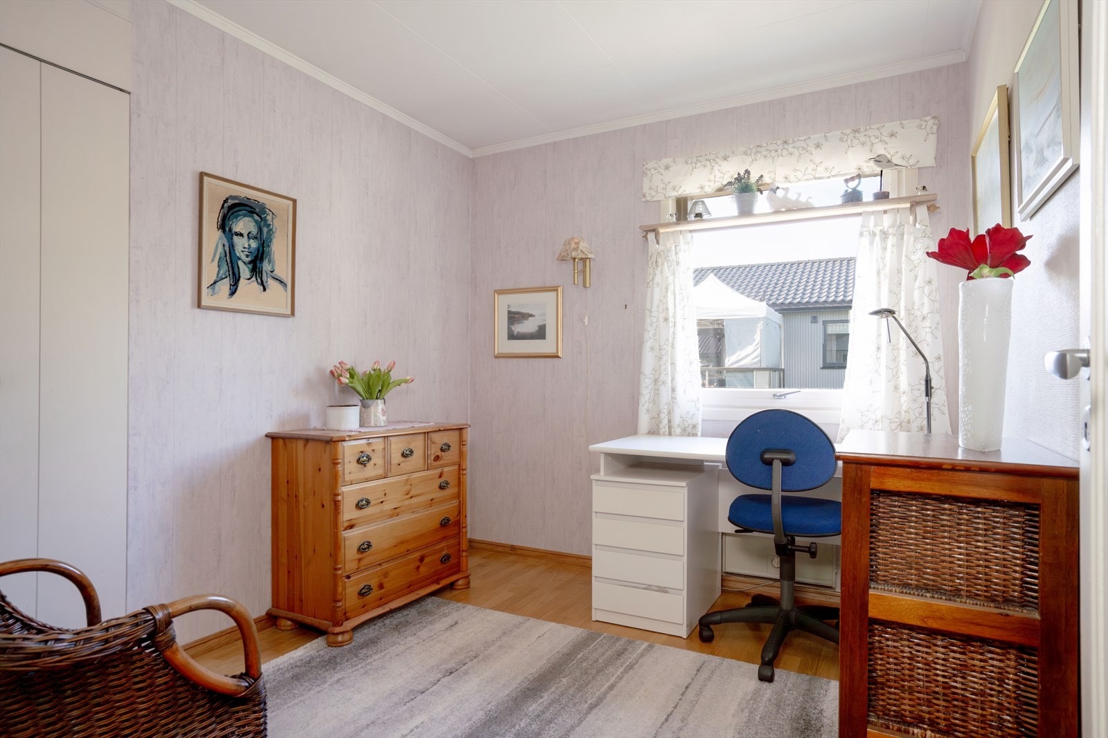 Praktisk utformet soverom med gode møbleringsmuligheter og hyggelig atmosfære. Galleribilde