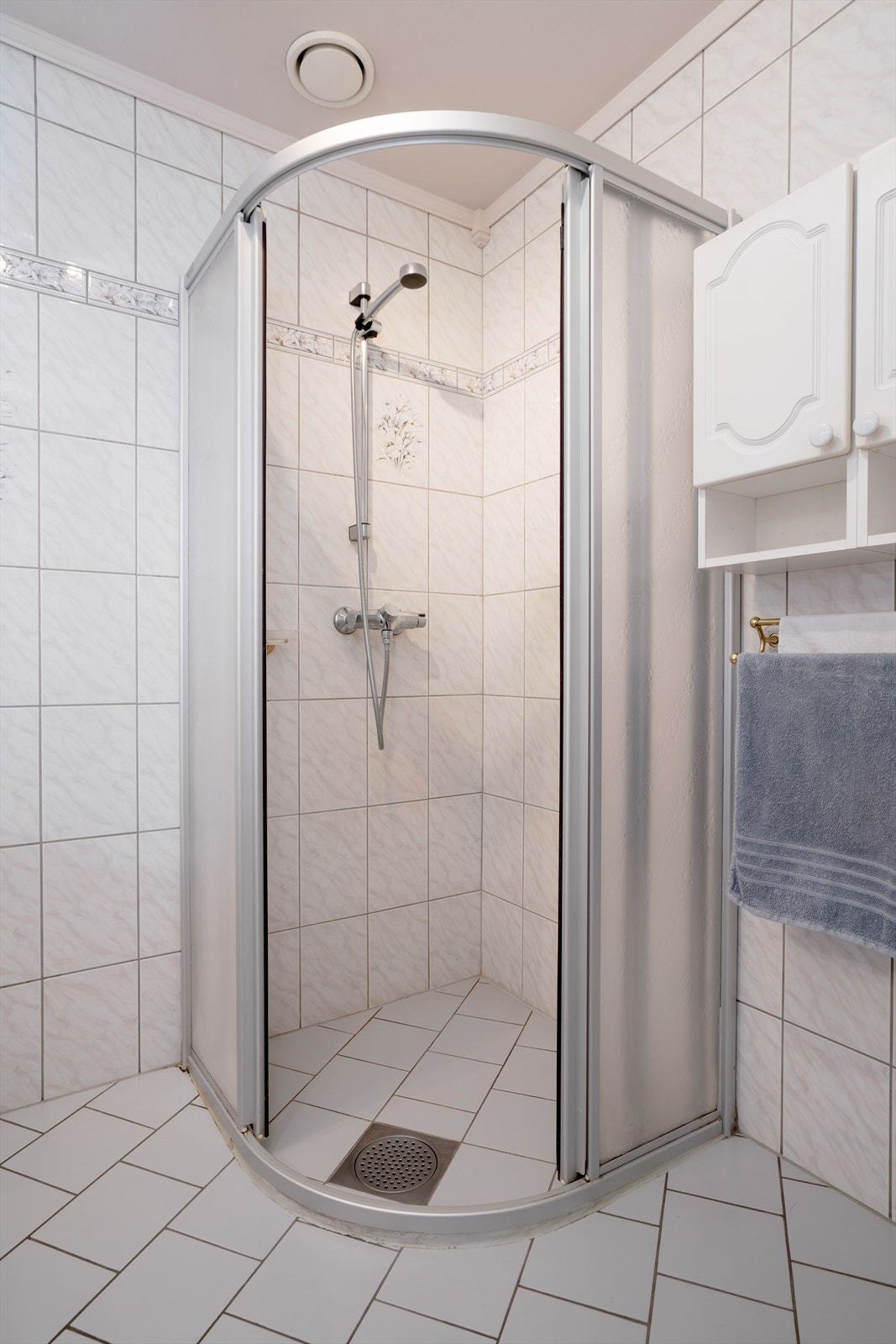 Badet fremstår ryddig og funksjonelt med god plassutnyttelse. Galleribilde