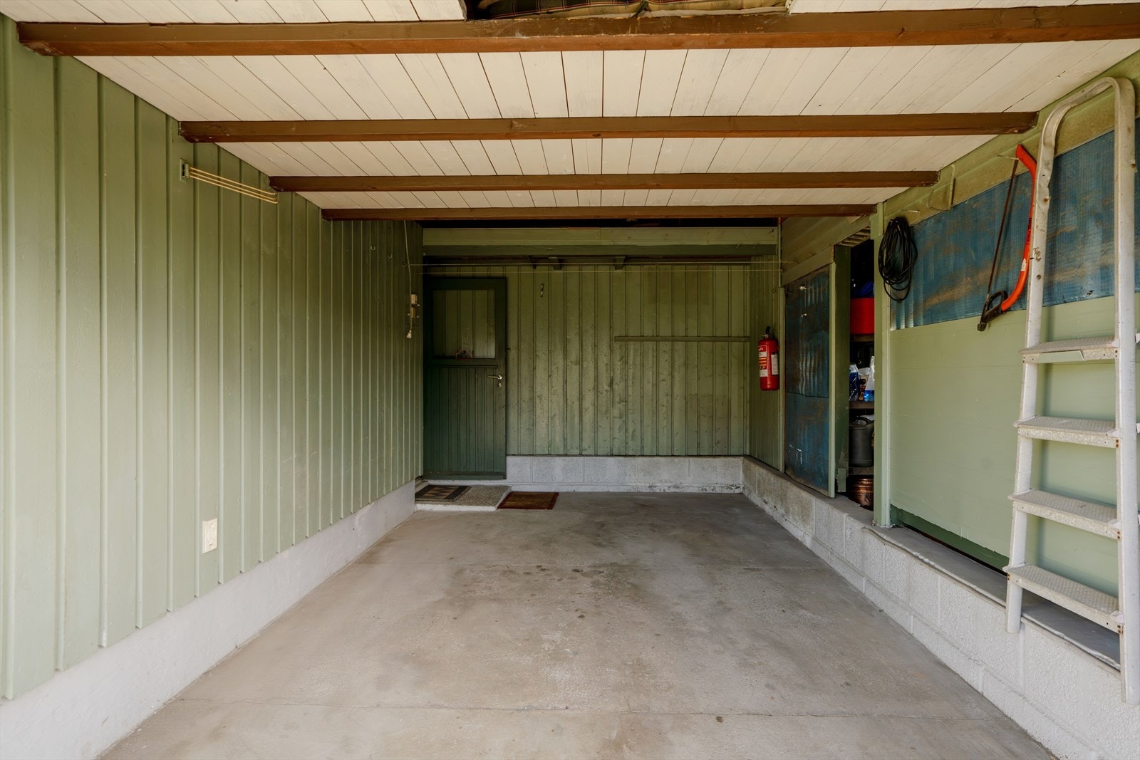 Boligen har egen carport med tilhørende bod. Galleribilde