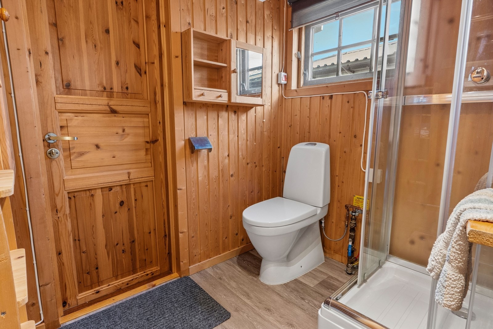 Badet er opprinnelig byggemeldt som bod/do. En slik omgjøring er søknadspliktig hos kommunen. Se pkt. "ferdigattest" i salgsoppgaven. Merk at det ikke er etablert membran i våtsoner, og at rommet mangler sluk. Galleribilde