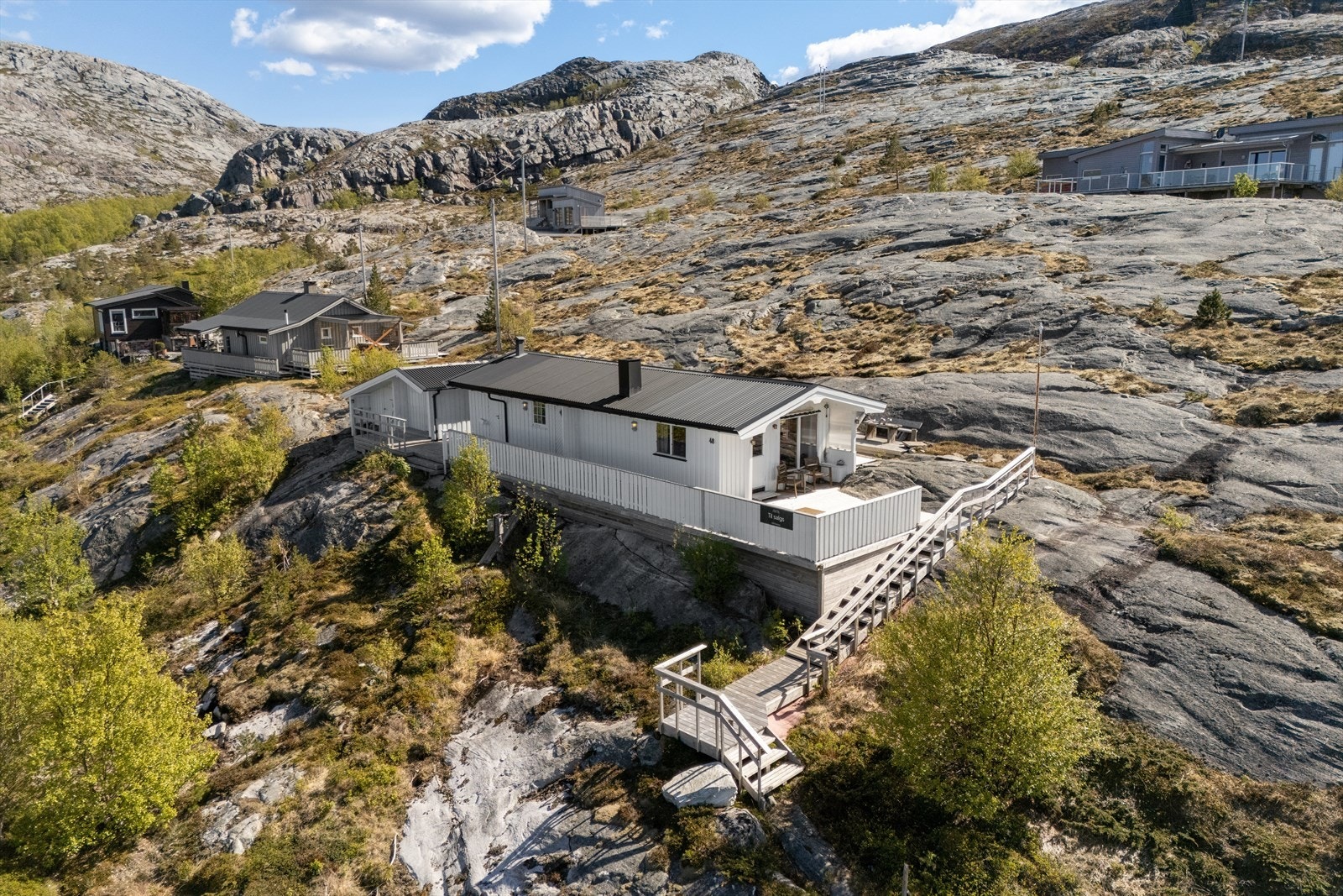 Eiendommen ligger i et åpent landskap med kort vei til sjøen og turstier rett utenfor døren. Galleribilde
