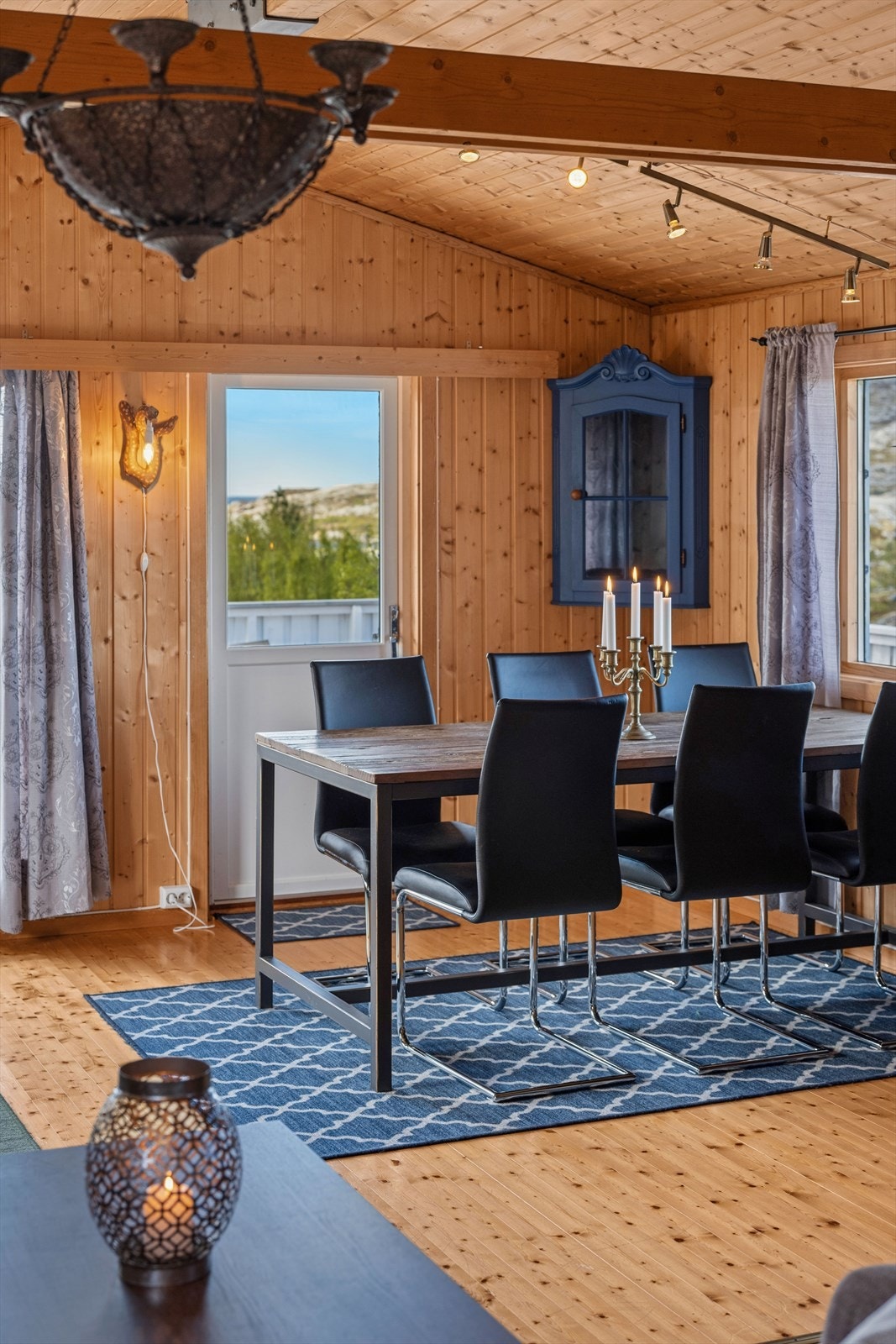 Spisestuen har plass til langbord og er en naturlig del av det åpne oppholdsrommet. Galleribilde