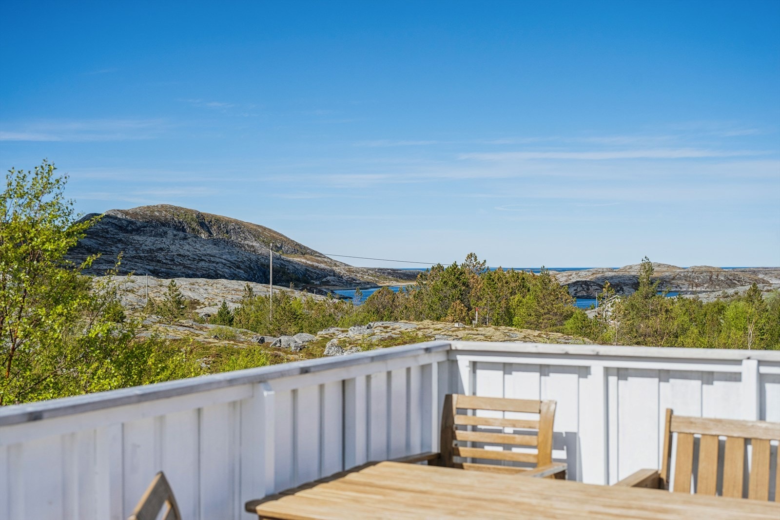 Fra terrassen har du utsikt over den flotte kystlinjen Flatanger er kjent for. Galleribilde