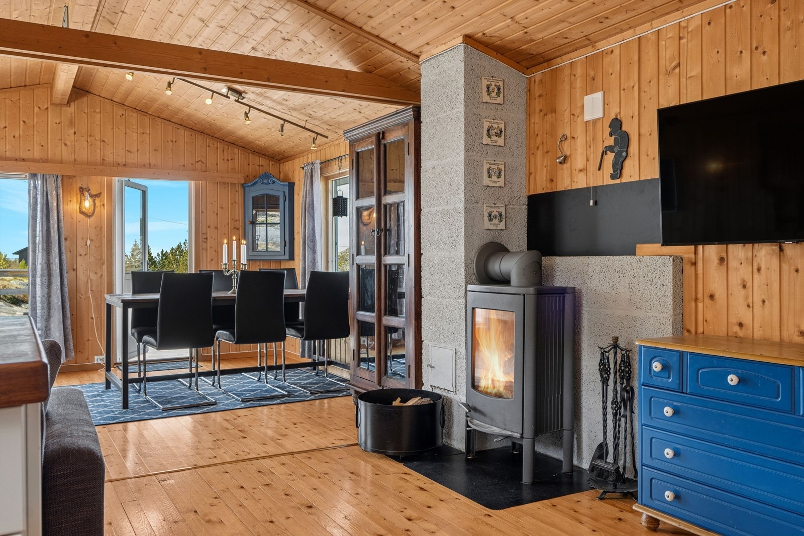 En vedovn i stuen sørger for varme og hygge på kjølige kvelder. Galleribilde