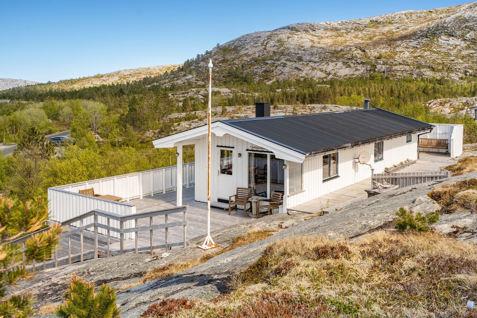 Sjarmerende fritidsbolig fra 1992, senere tilbygget i 2010. Galleribilde