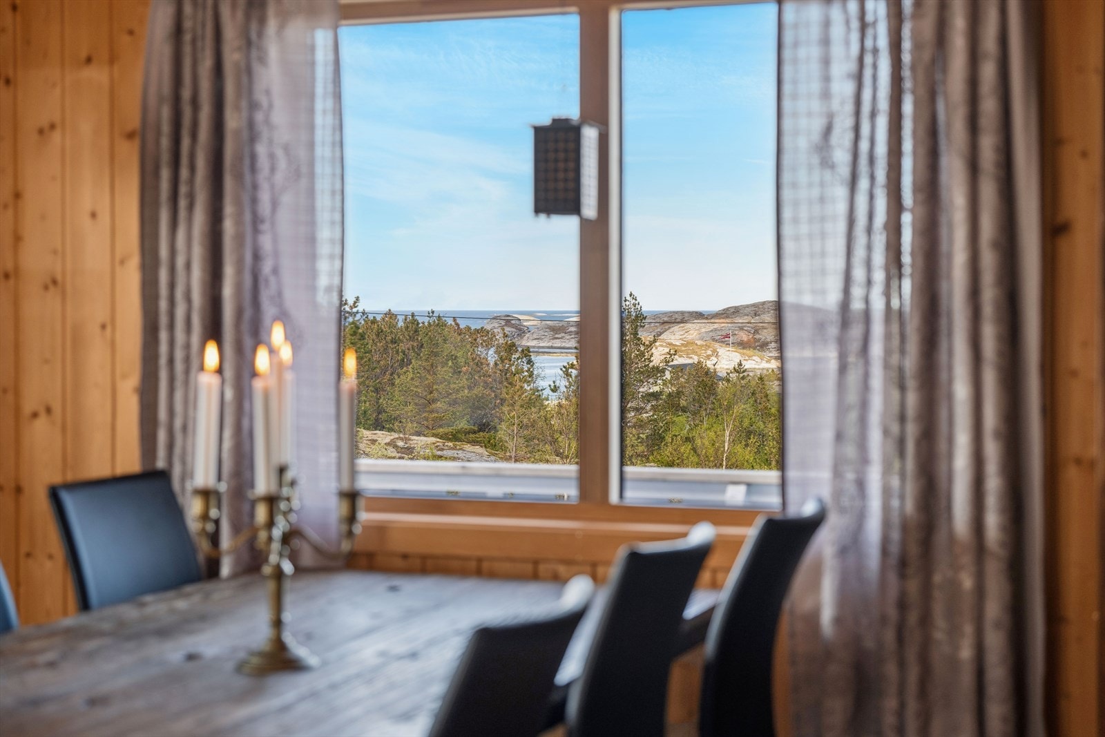 Store vindusflater slipper inn rikelig med lys og fremhever den flotte utsikten. Galleribilde