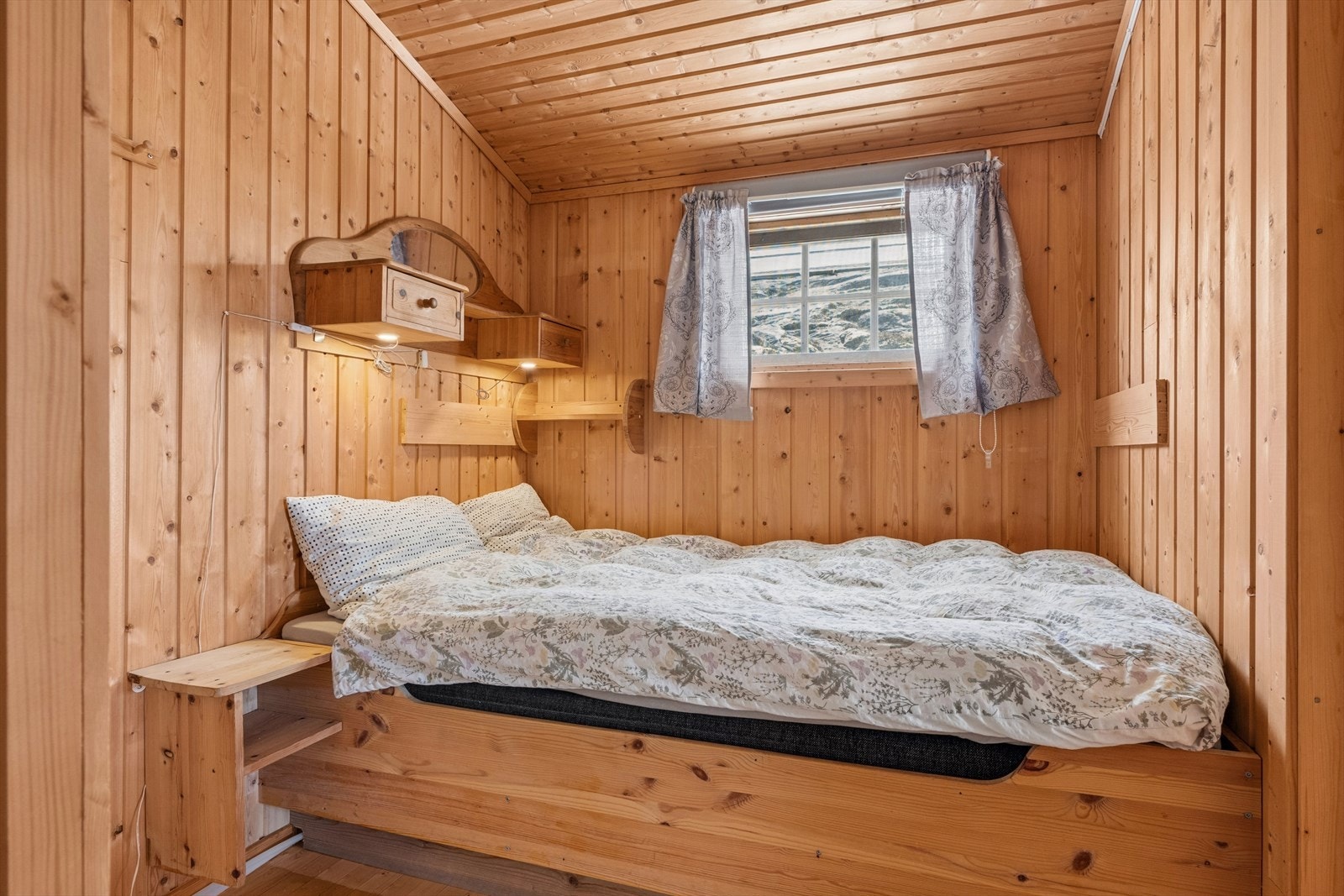 Det andre soverommet i hovedhytta, med plass til dobbeltseng. Galleribilde
