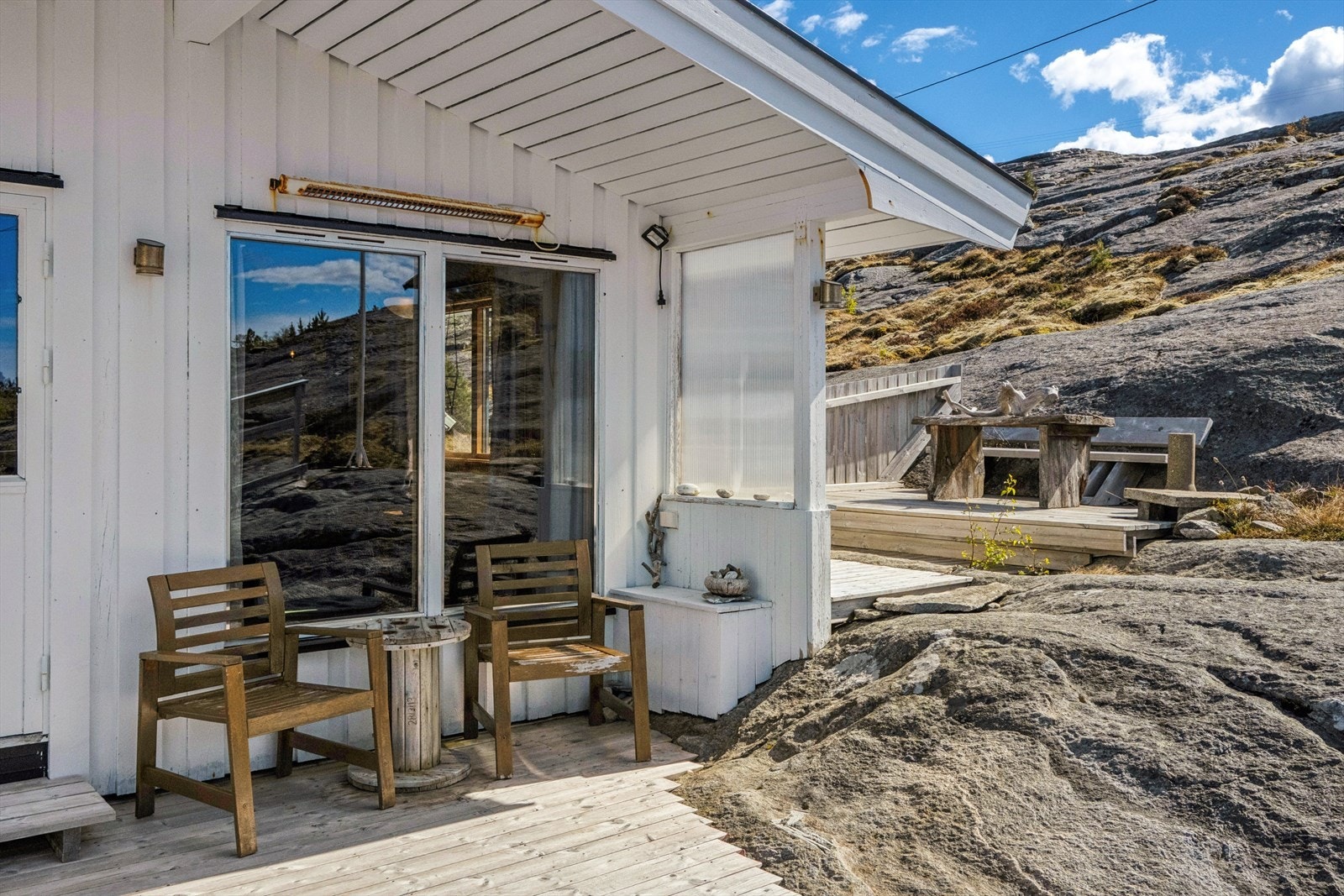 Terrassebordene er tilpasset berget, noe som integrerer bygget i terrenget. Galleribilde
