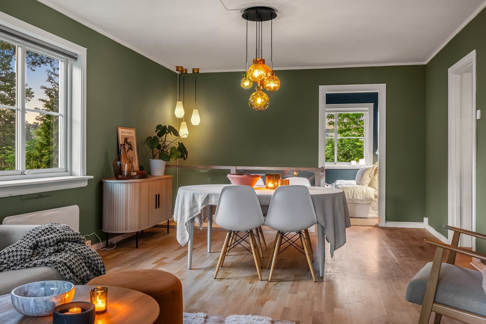 Stuen gir god plass til både spise- og sofagruppe Galleribilde