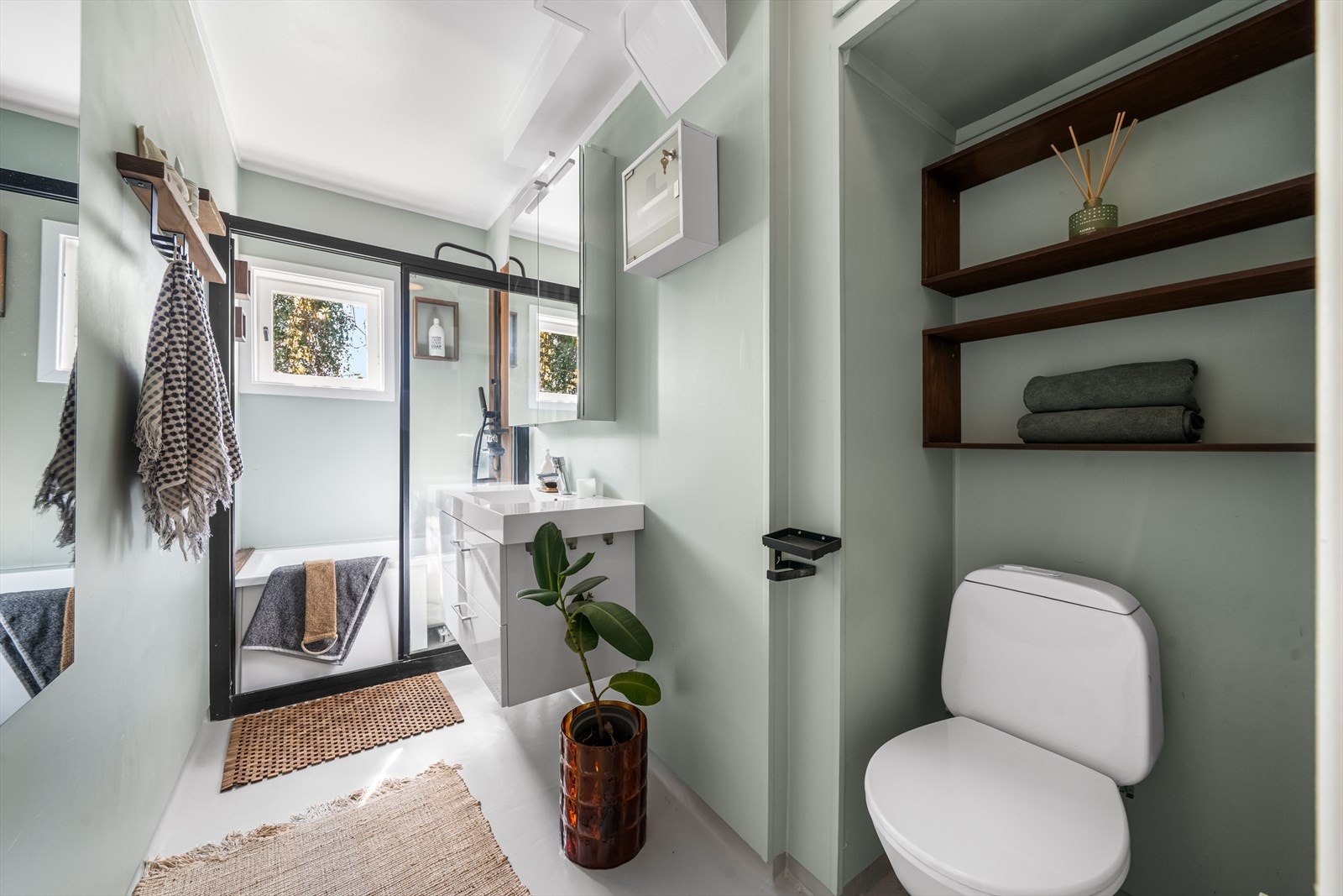 Bad med vinylgulv og malte veggflater med våtromsmaling Galleribilde