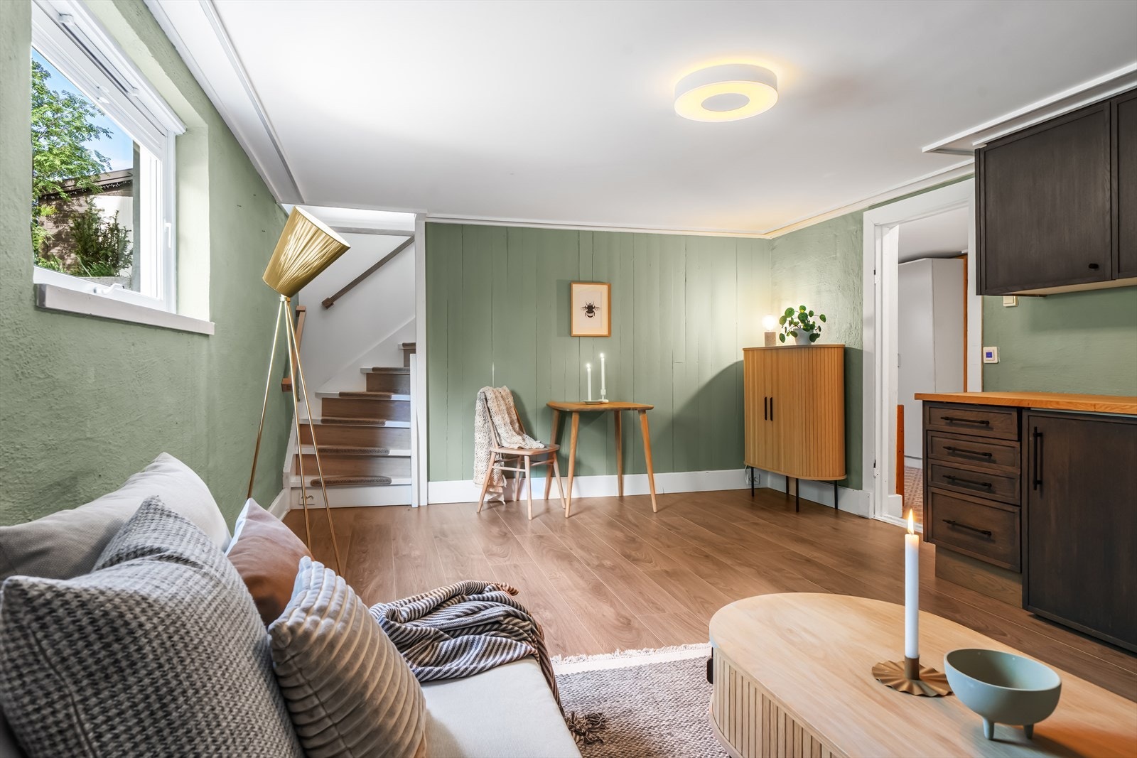 Innredet kjellerstue av god størrelse med flere anvendelsesmuligheter Galleribilde