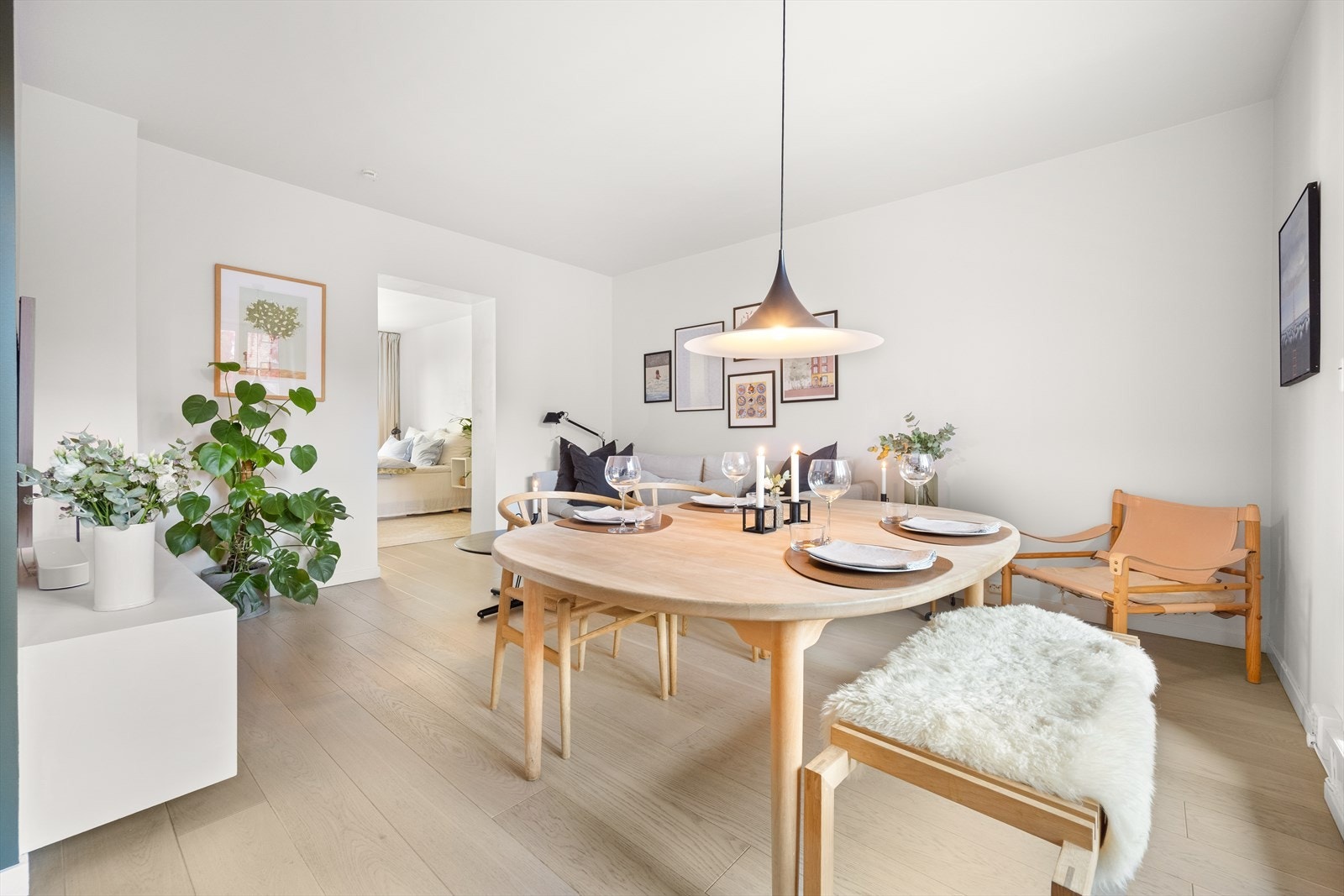 Leiligheten oppleves som moderne og lys. Lekker parkett fra Saga. Galleribilde