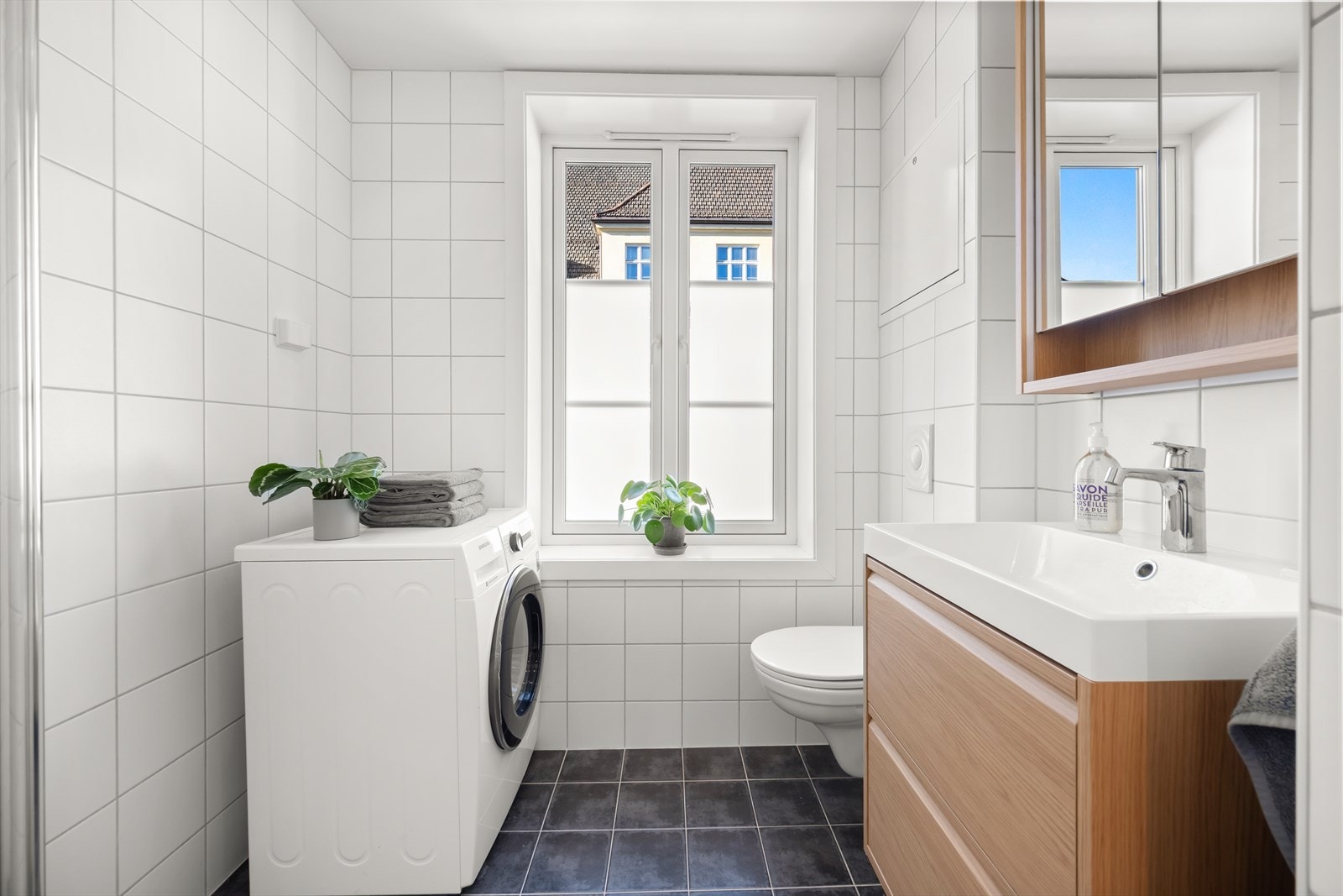 Praktisk bad med elektrisk gulvvarme fra 2011 (iht tidligere salgsoppgave). Det er opplegg for vaskemaskin samt elektrisk styrt vifte. Galleribilde