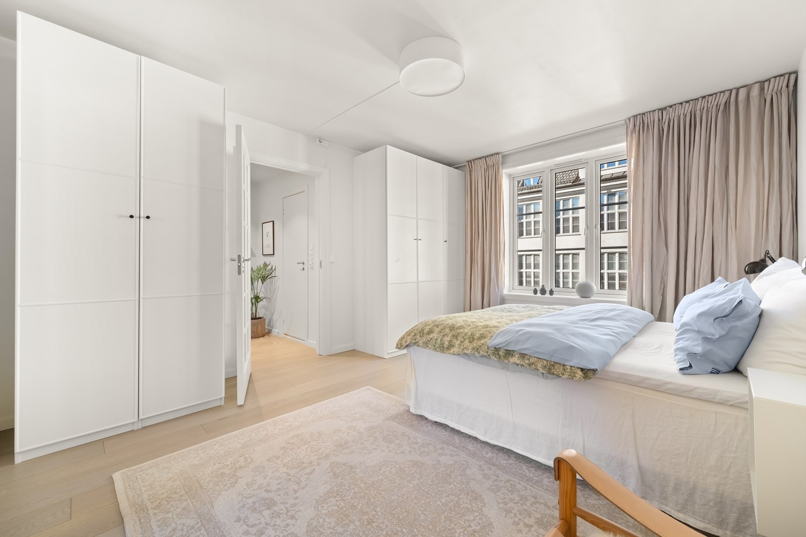Gode oppbevaringsmuligheter i flere garderobeskap. Galleribilde