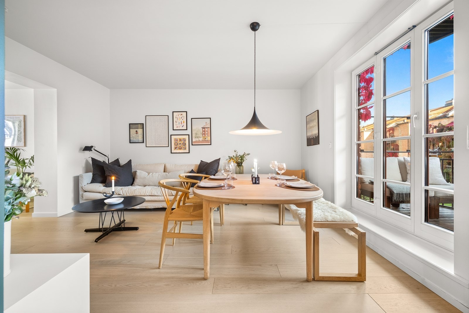 Omkranset av frodige hager, ligger denne flotte leiligheten skjermet til i et av byens mest ettertraktede områder. Galleribilde