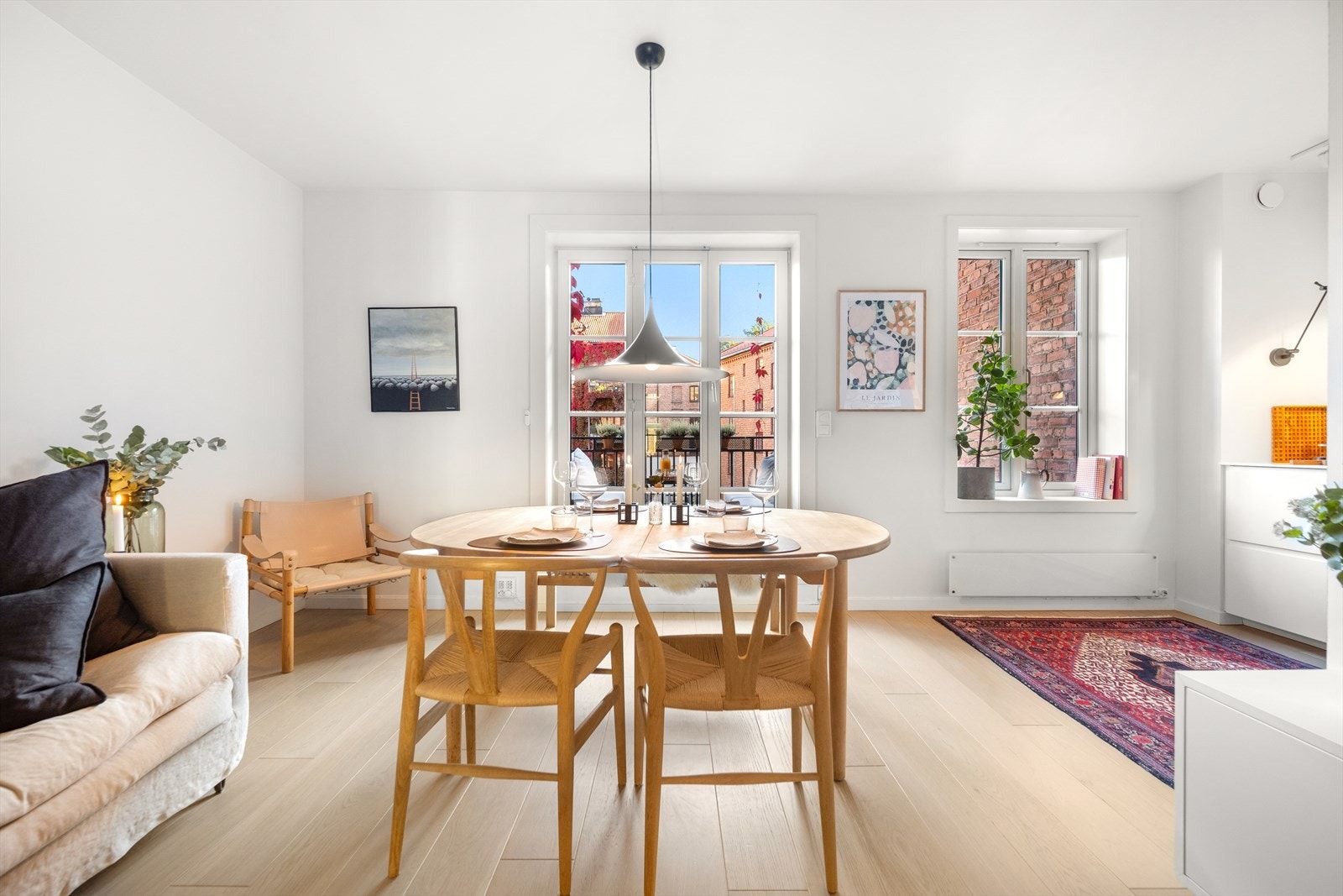 Det er i tillegg plass til et spisebord. Perfekt for hyggelige måltider og sammenkomster med venner og familie. Galleribilde