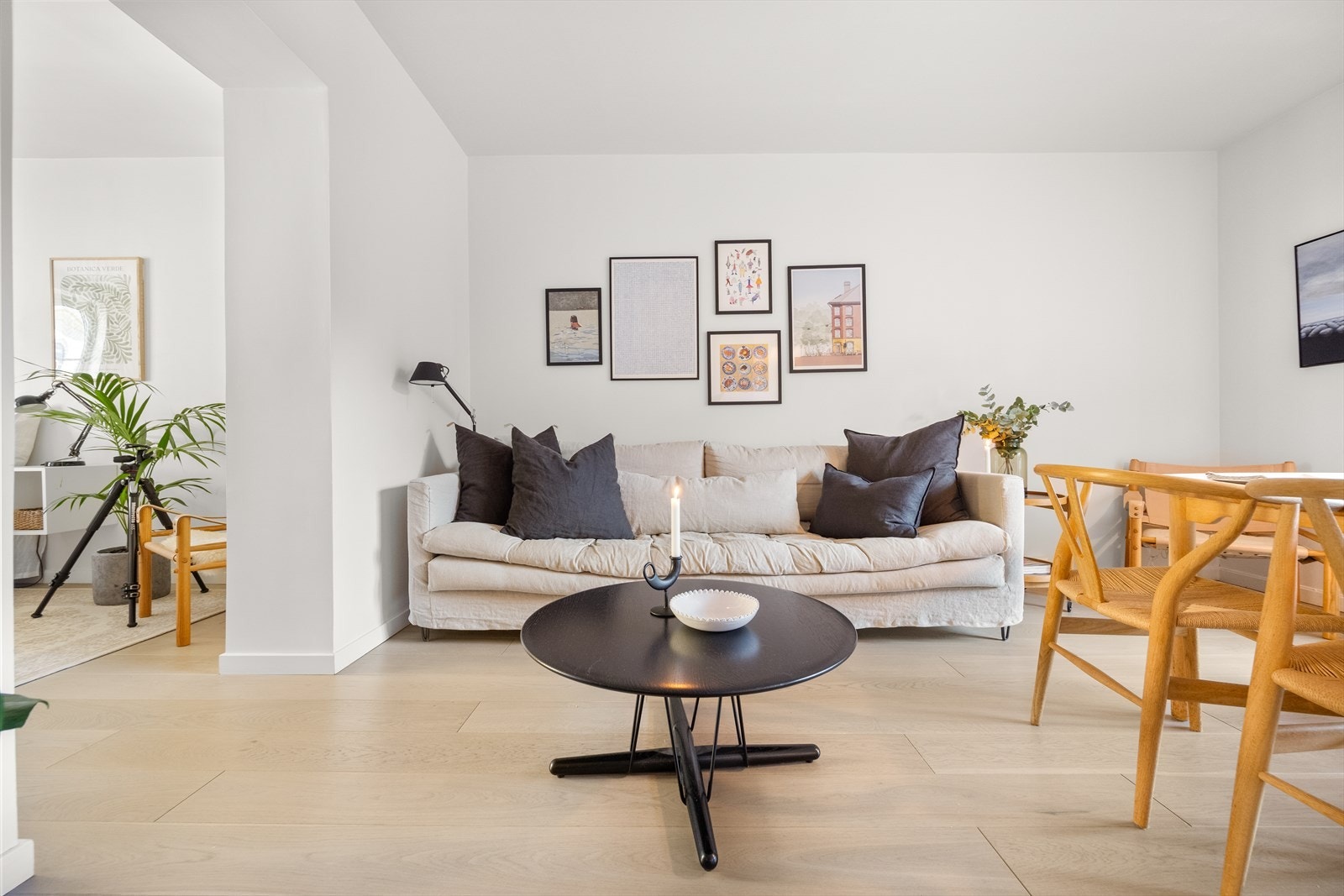 Her er det god plass til sofa og tilhørende møblement. Galleribilde