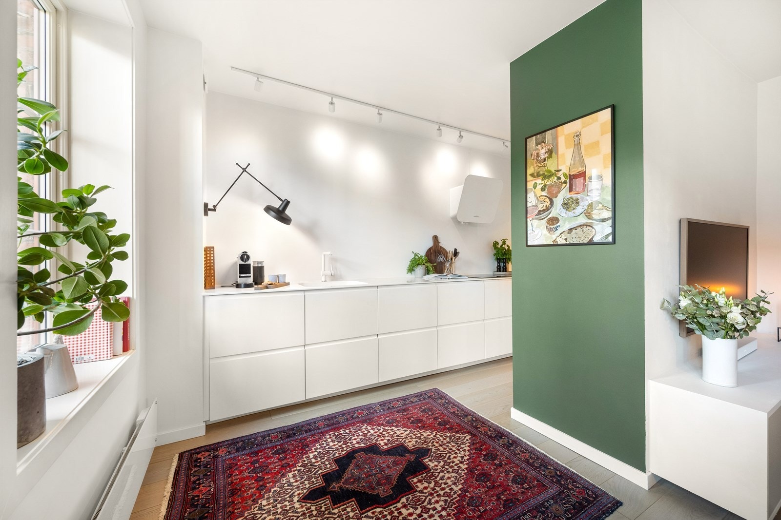 Pent kjøkken fra 2016 med moderne innredning og glatte fronter. Galleribilde