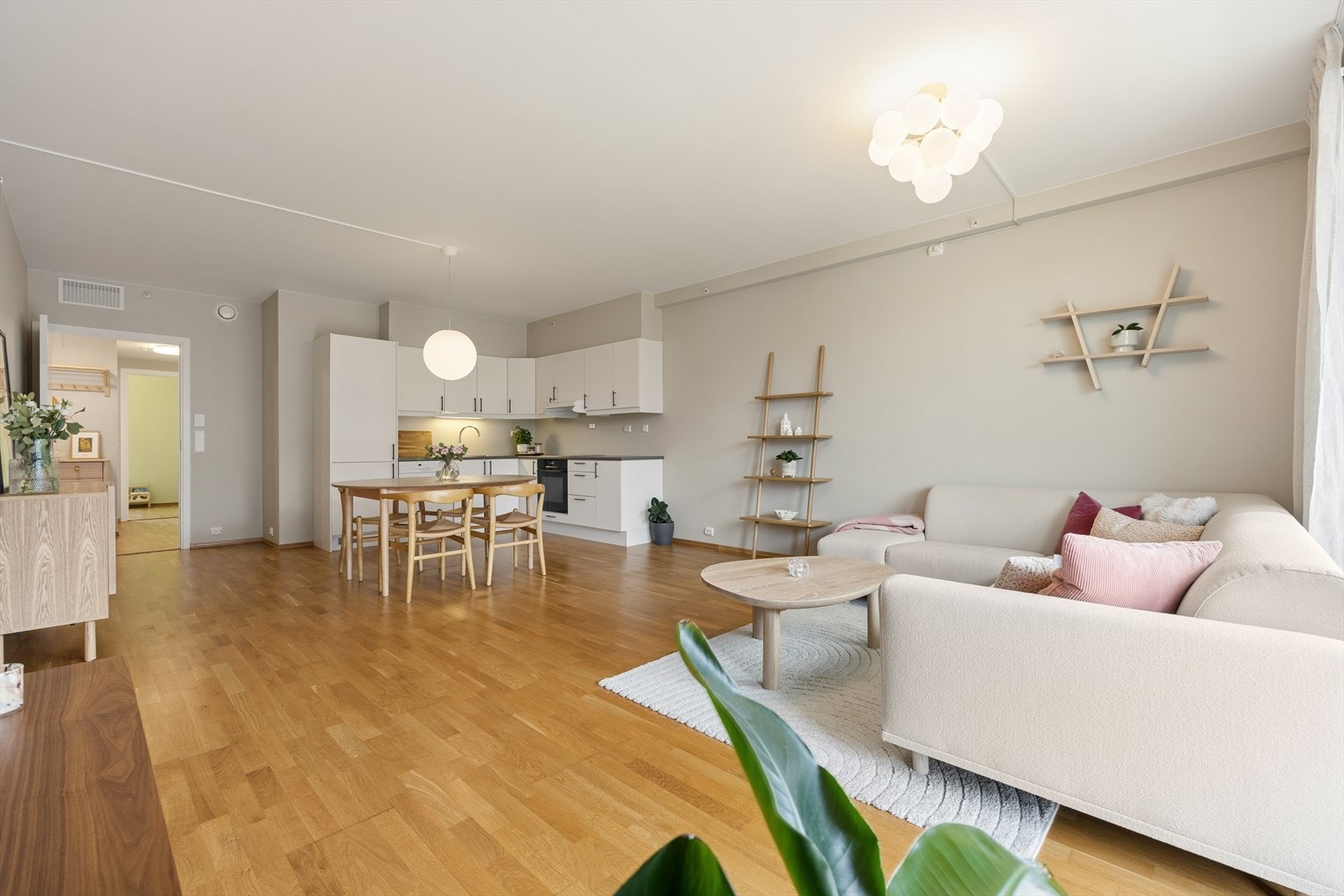 Raus stue med rikelig plass til både sofagruppe og spiseplass Galleribilde