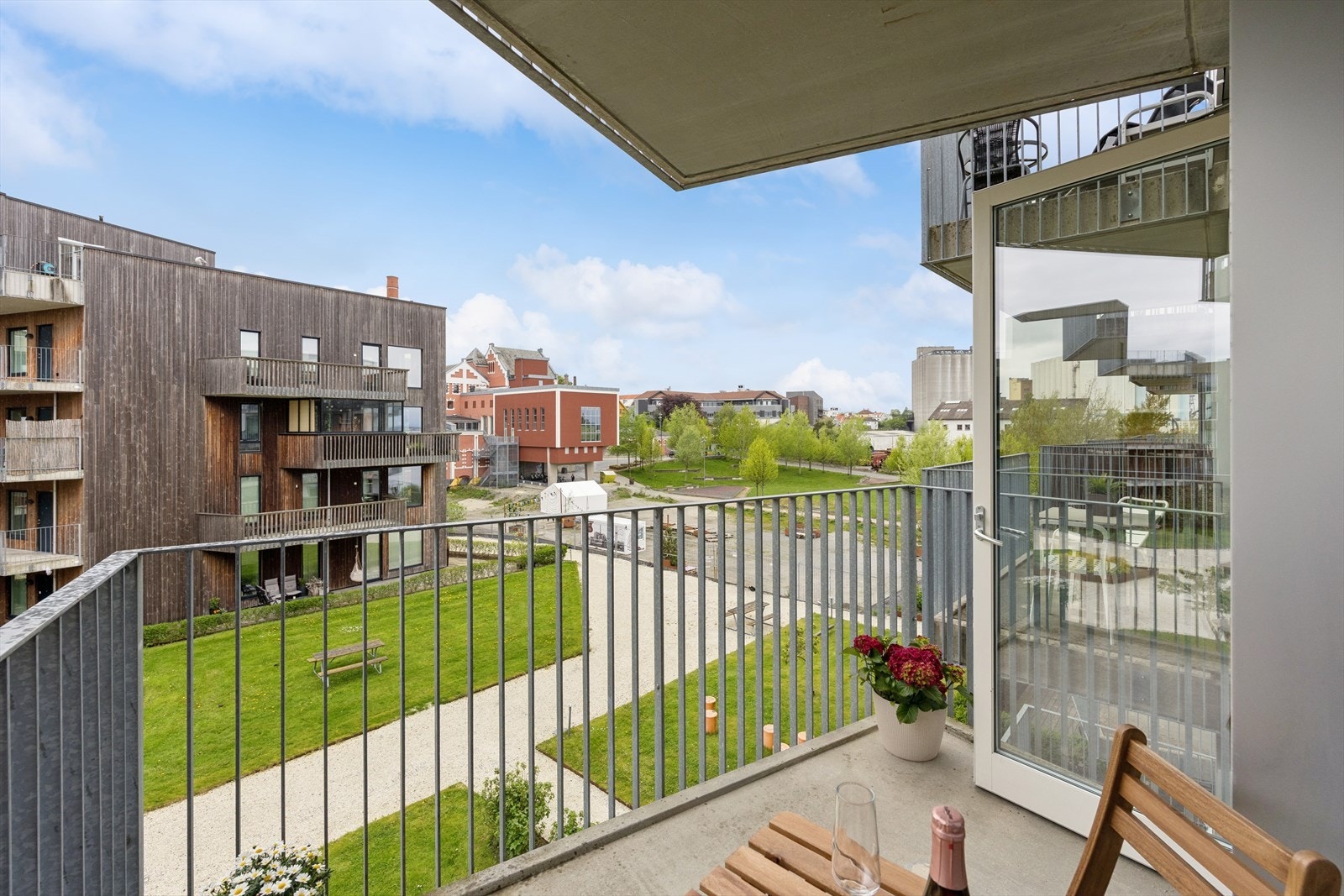 Fra leiligheten har man utsikt mot det historiske og industrielle preget som kjennetegner Stavanger Øst. Galleribilde