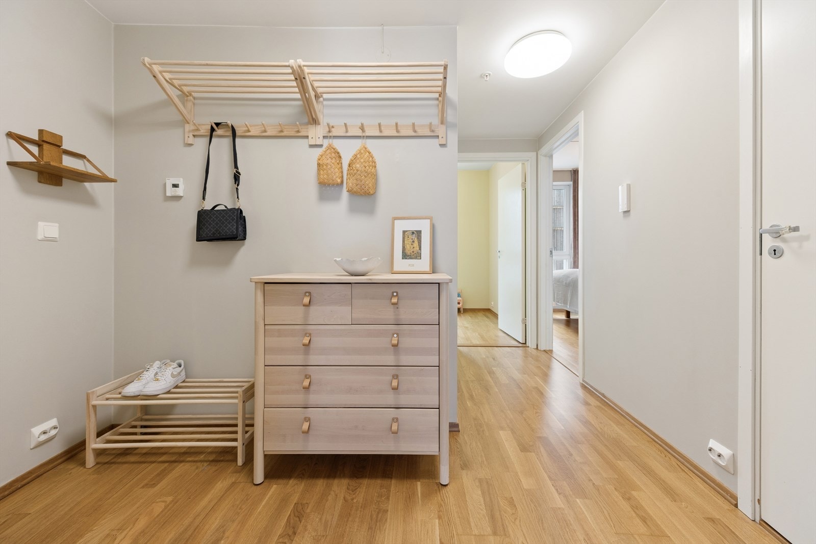 Entréen gir et godt førsteinntrykk og leder direkte inn til leilighetens åpne oppholdsrom. Adkomst til bod, bad begge soverom og stue/kjøkken. Galleribilde